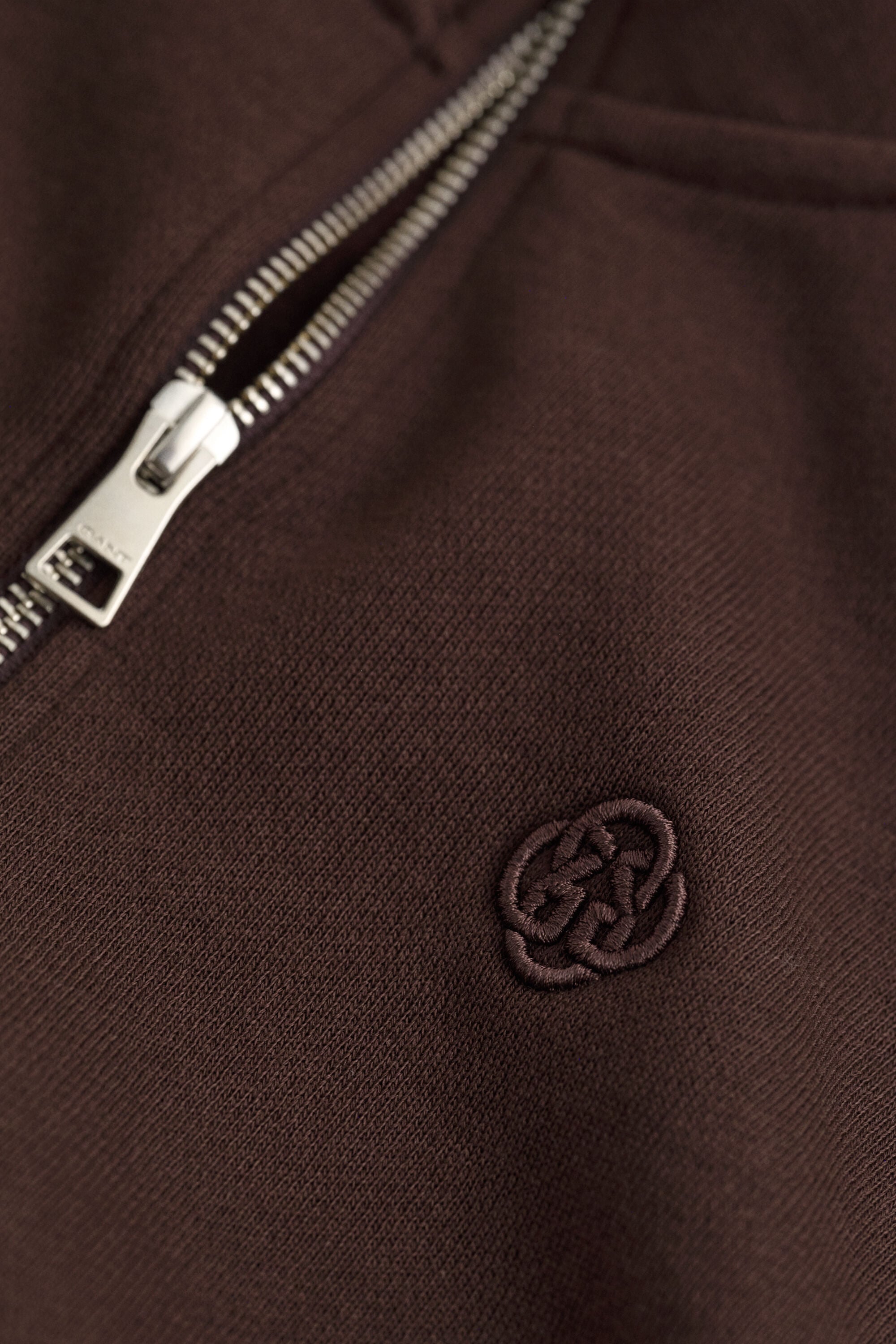 Besticktes Sweatshirt mit Reißverschlusskragen