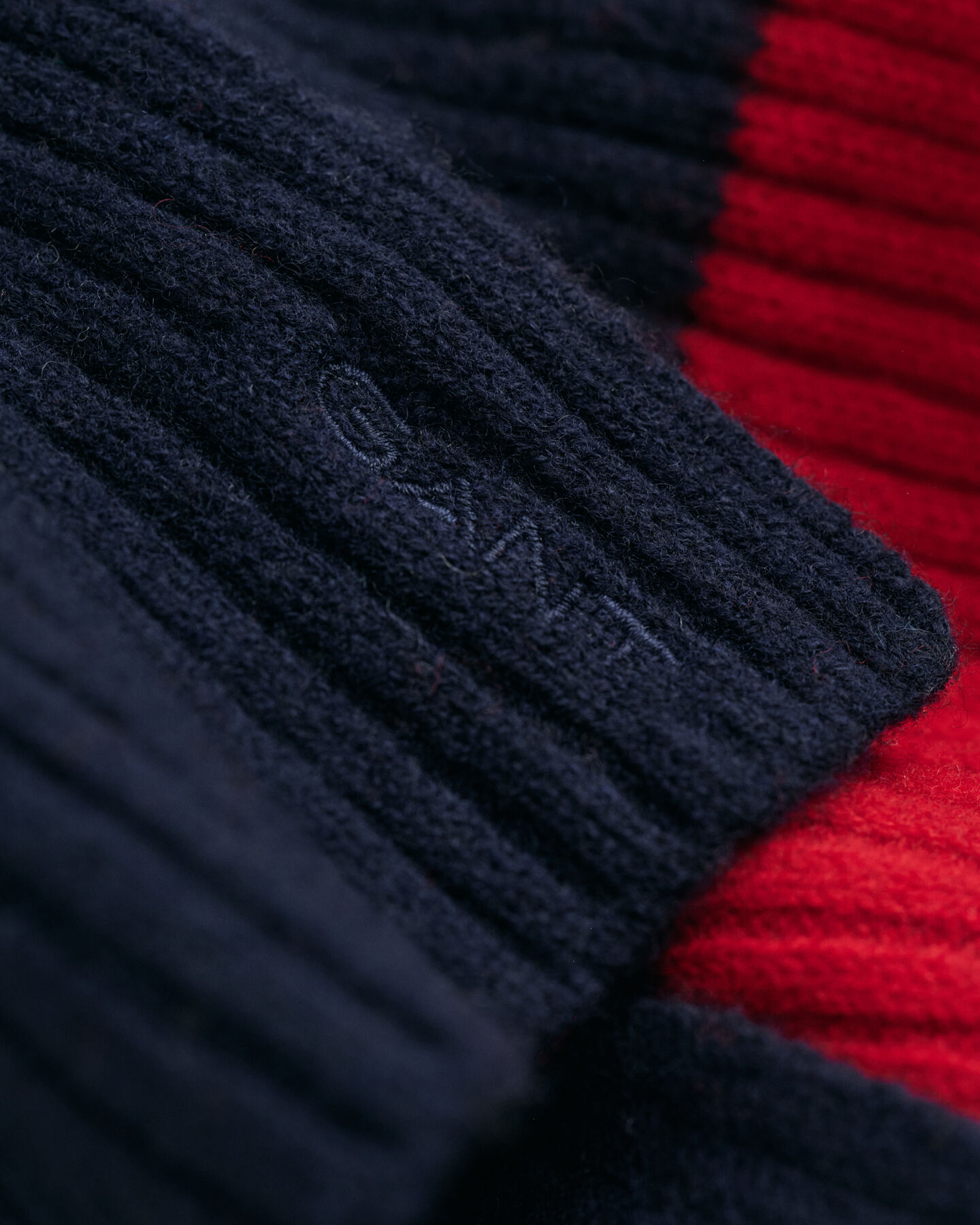 Gestreifter Strickschal