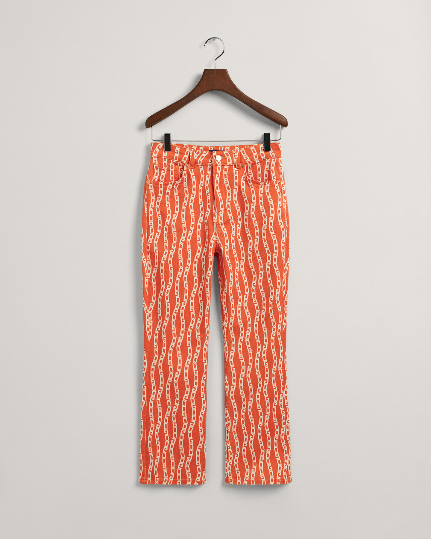 Verk&uuml;rzte Jeans mit Kettenprint