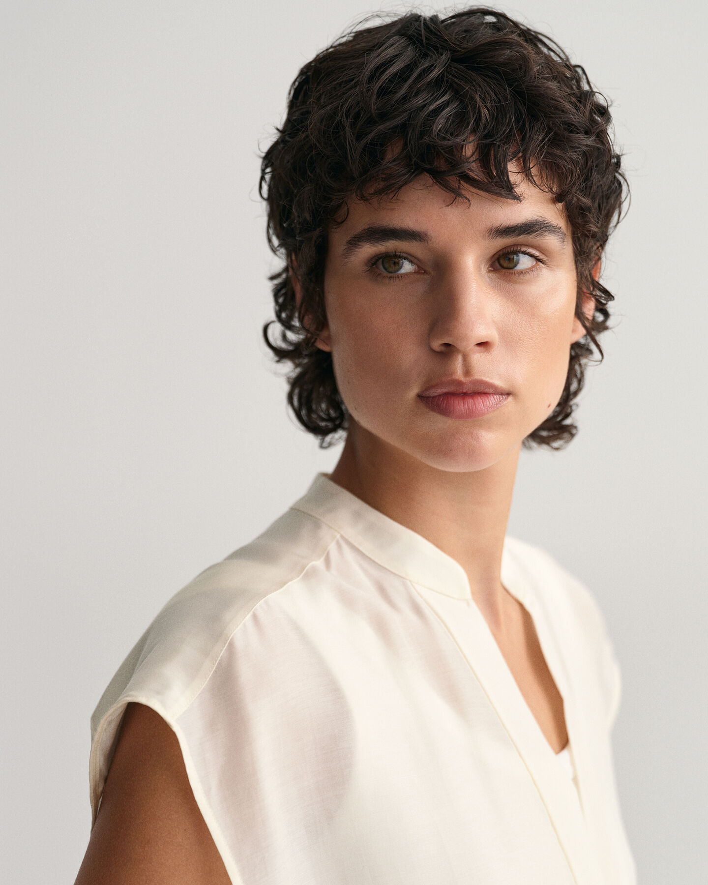 Ärmellose Stehkragenbluse