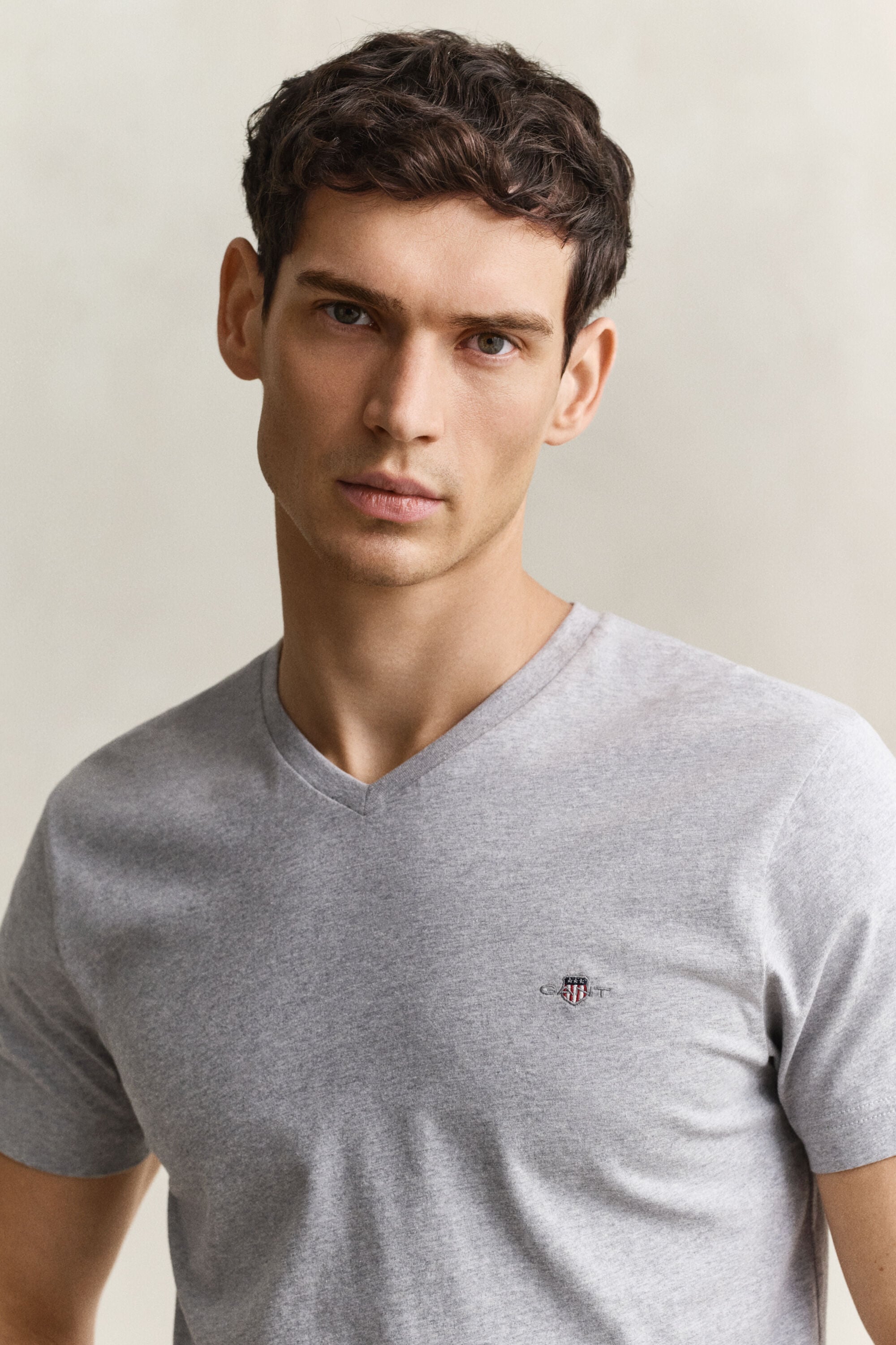 T-shirt Shield con scollo a V