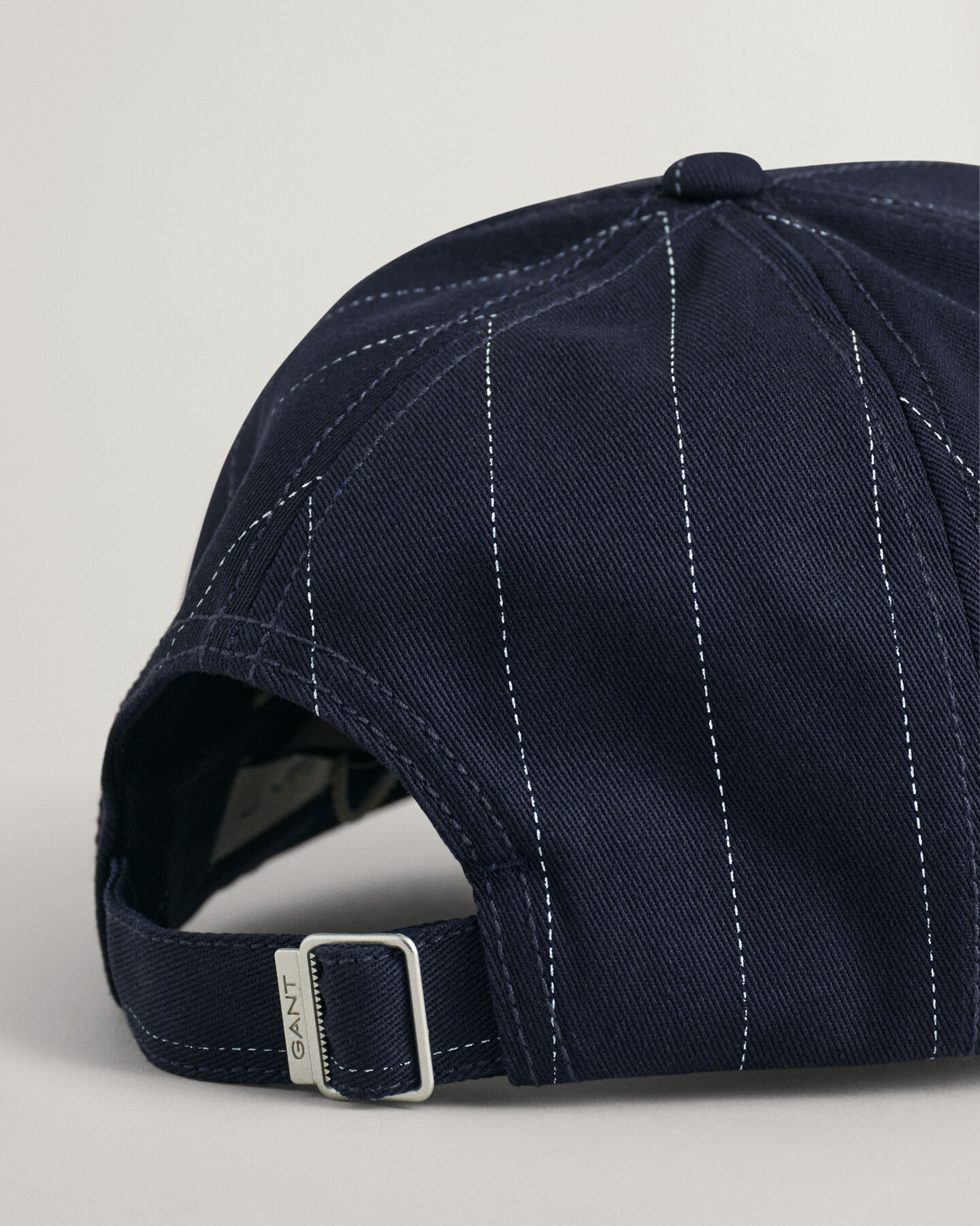 Cap mit Nadelstreifen