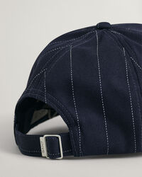 Cap mit Nadelstreifen