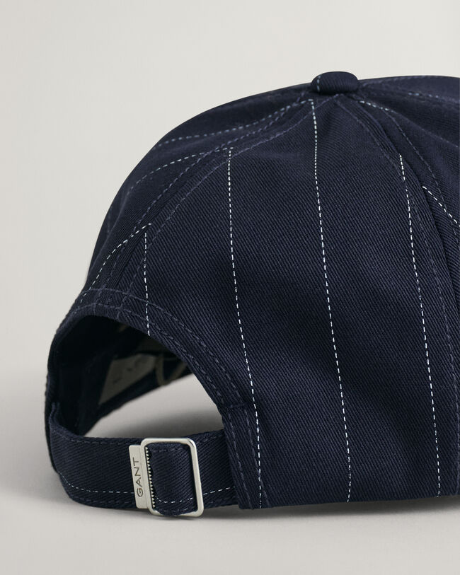 Cap mit Nadelstreifen