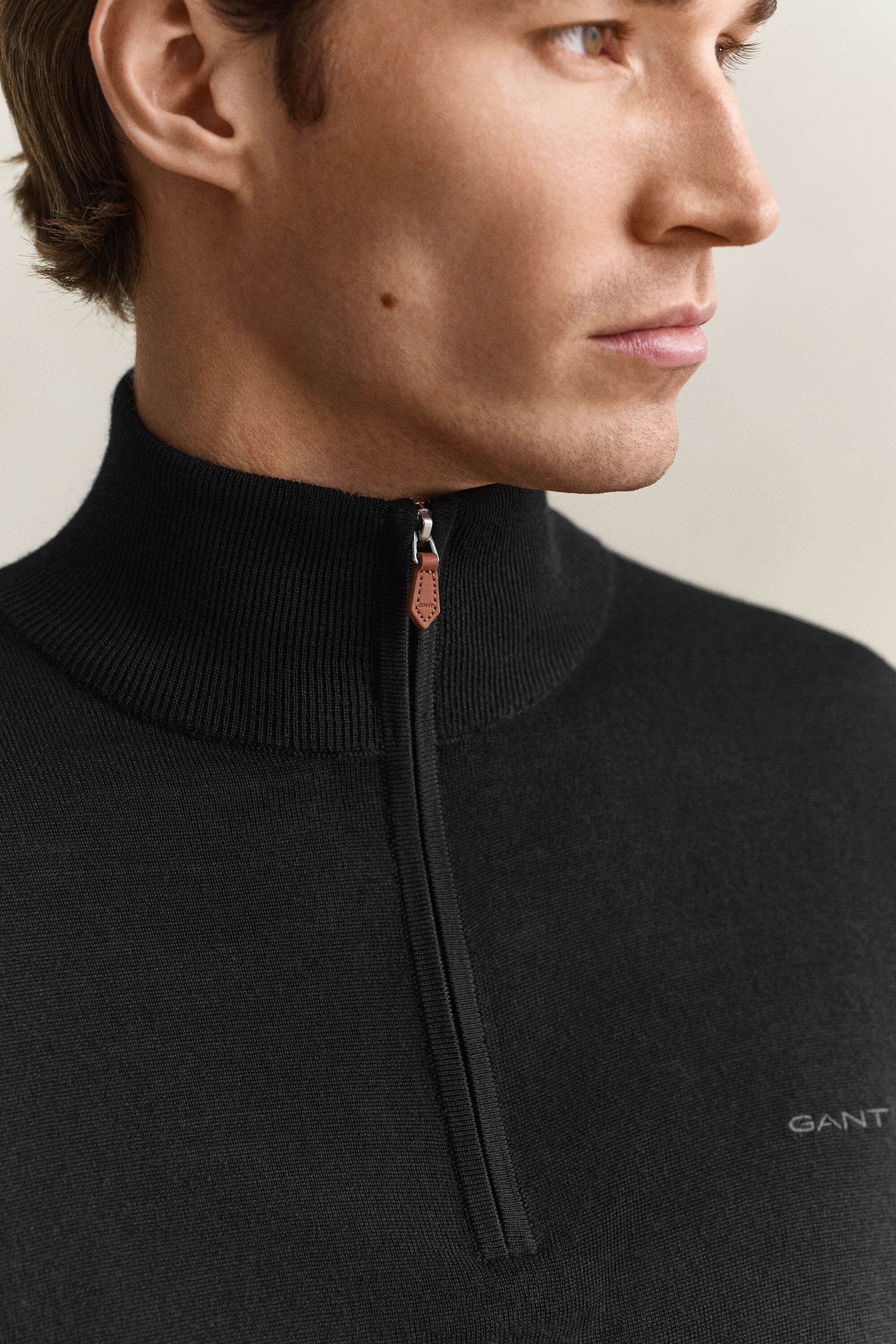 Maglia in lana merino a coste con zip corta