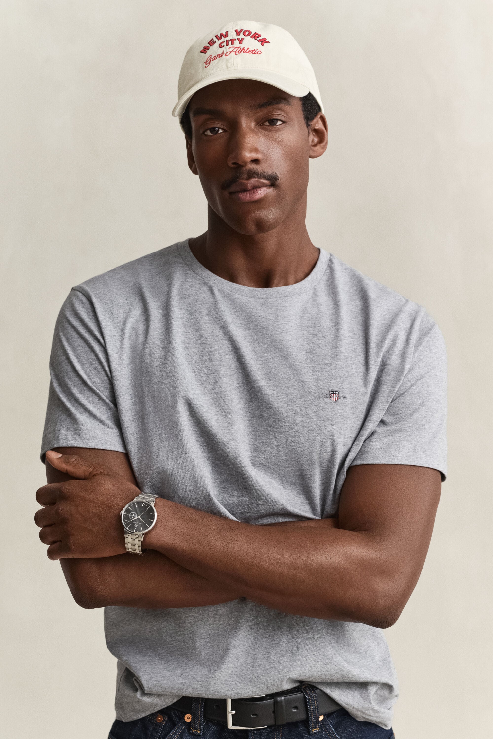 T-shirt coupe regular avec écusson