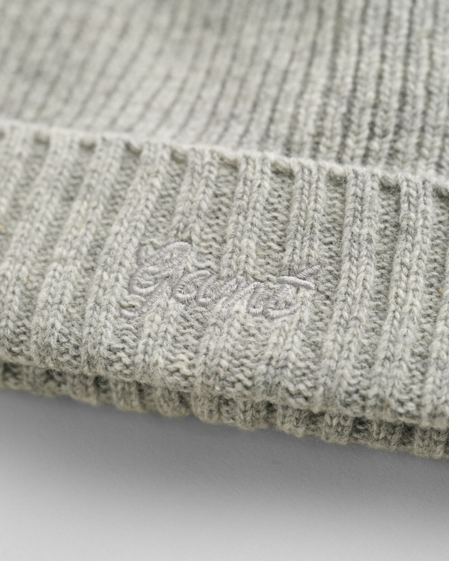 Script Graphic Beanie und Schal im Geschenkset