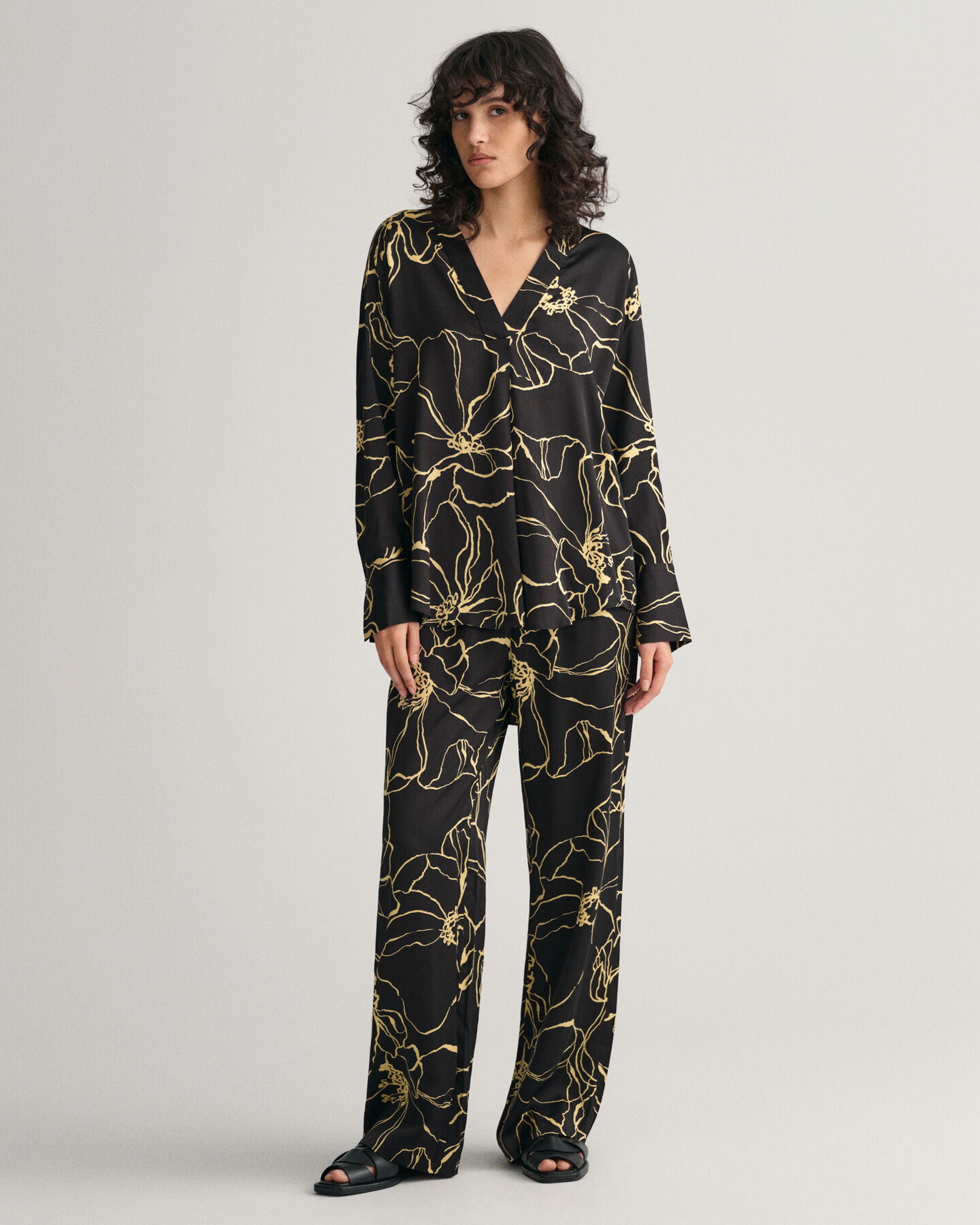 Line Drawing V-Neck Bluse