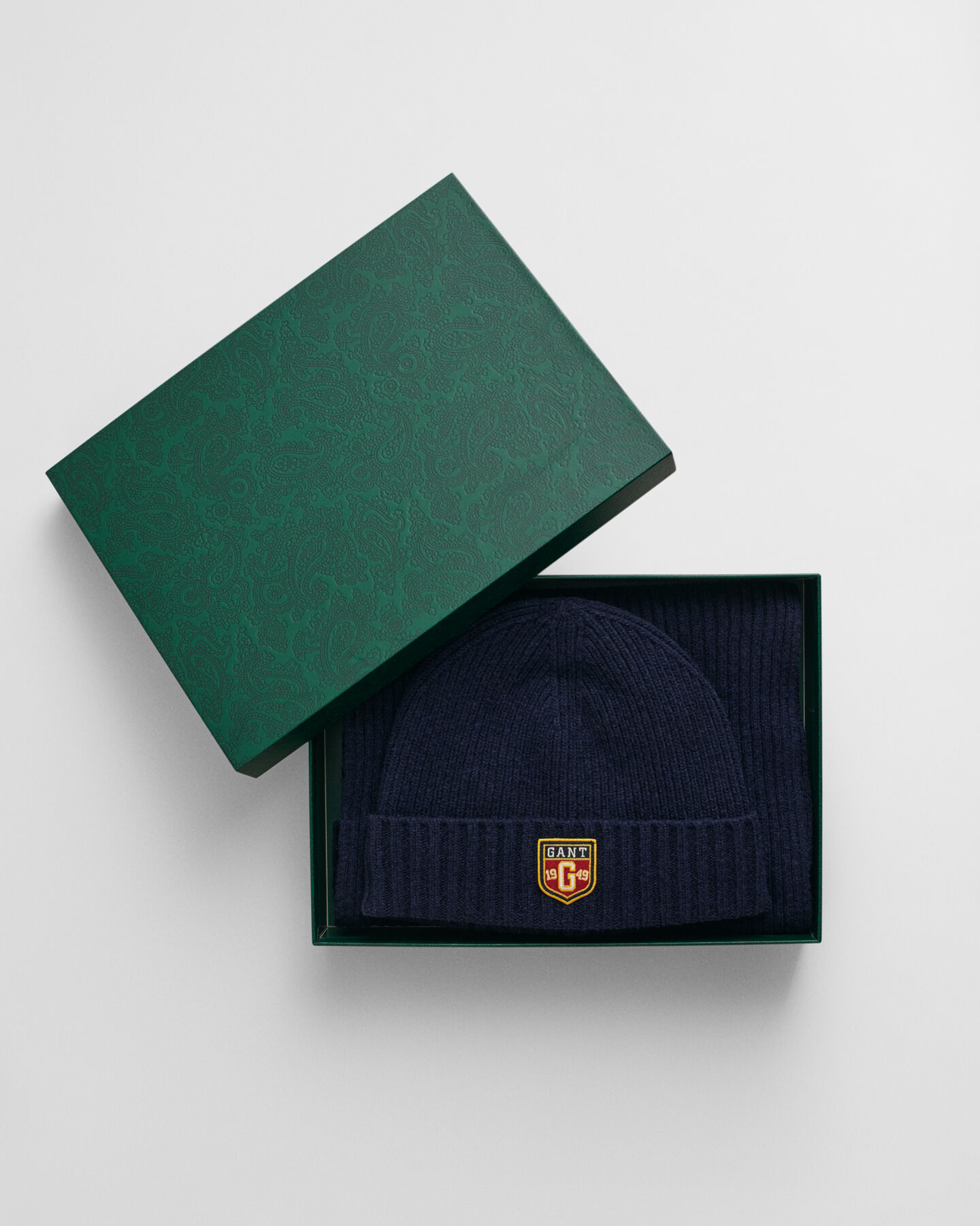 Badge Beanie und Schal aus Wolle im Geschenkset