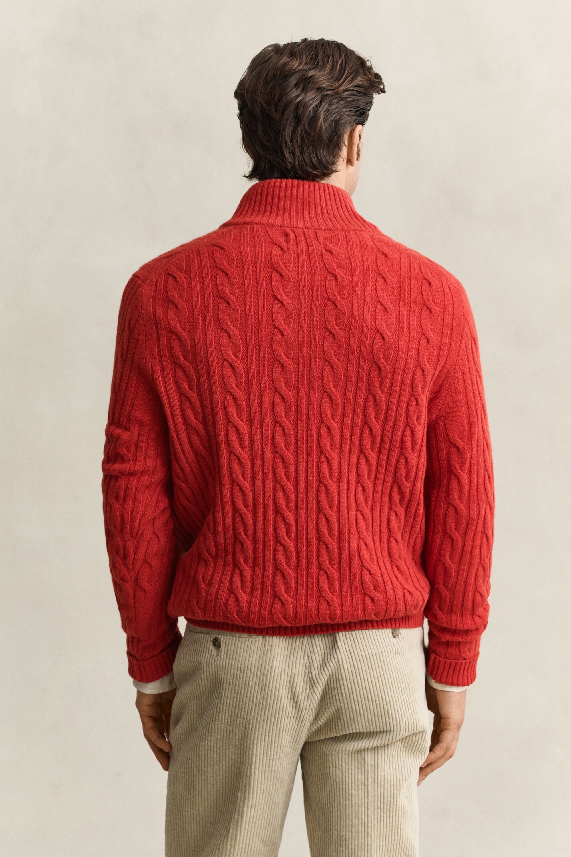 Maglia a trecce con mezza abbottonatura in lana d’agnello