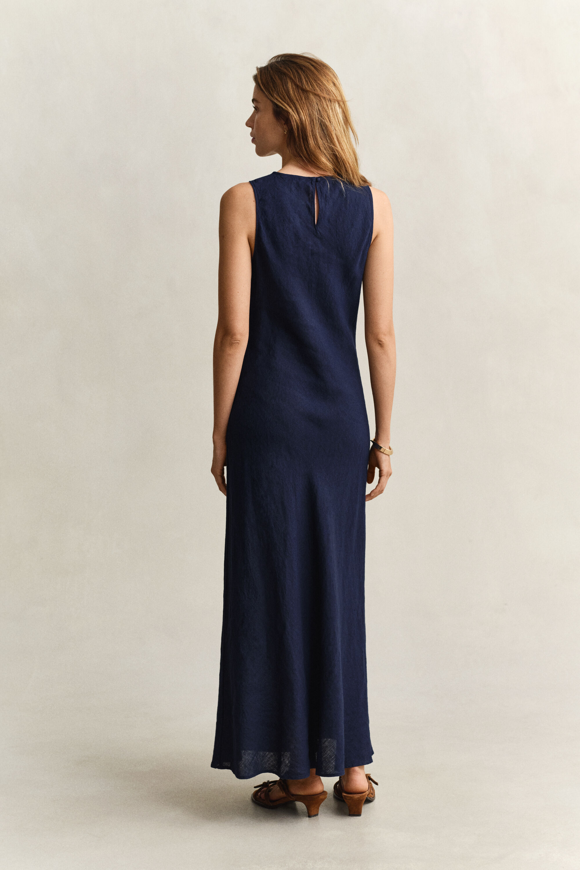 Abito midi in lino con taglio obliquo