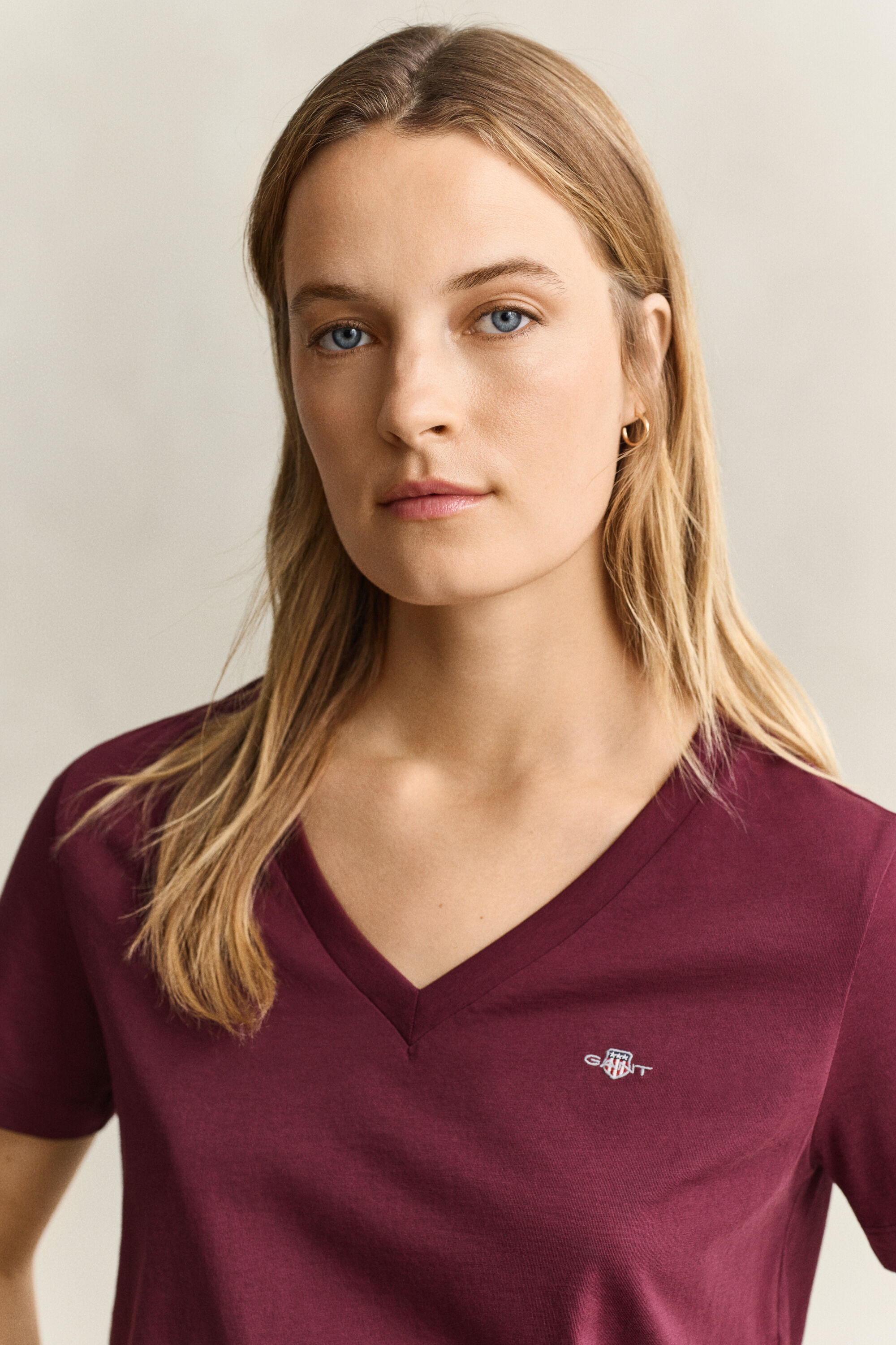 T-shirt Shield con scollo a V