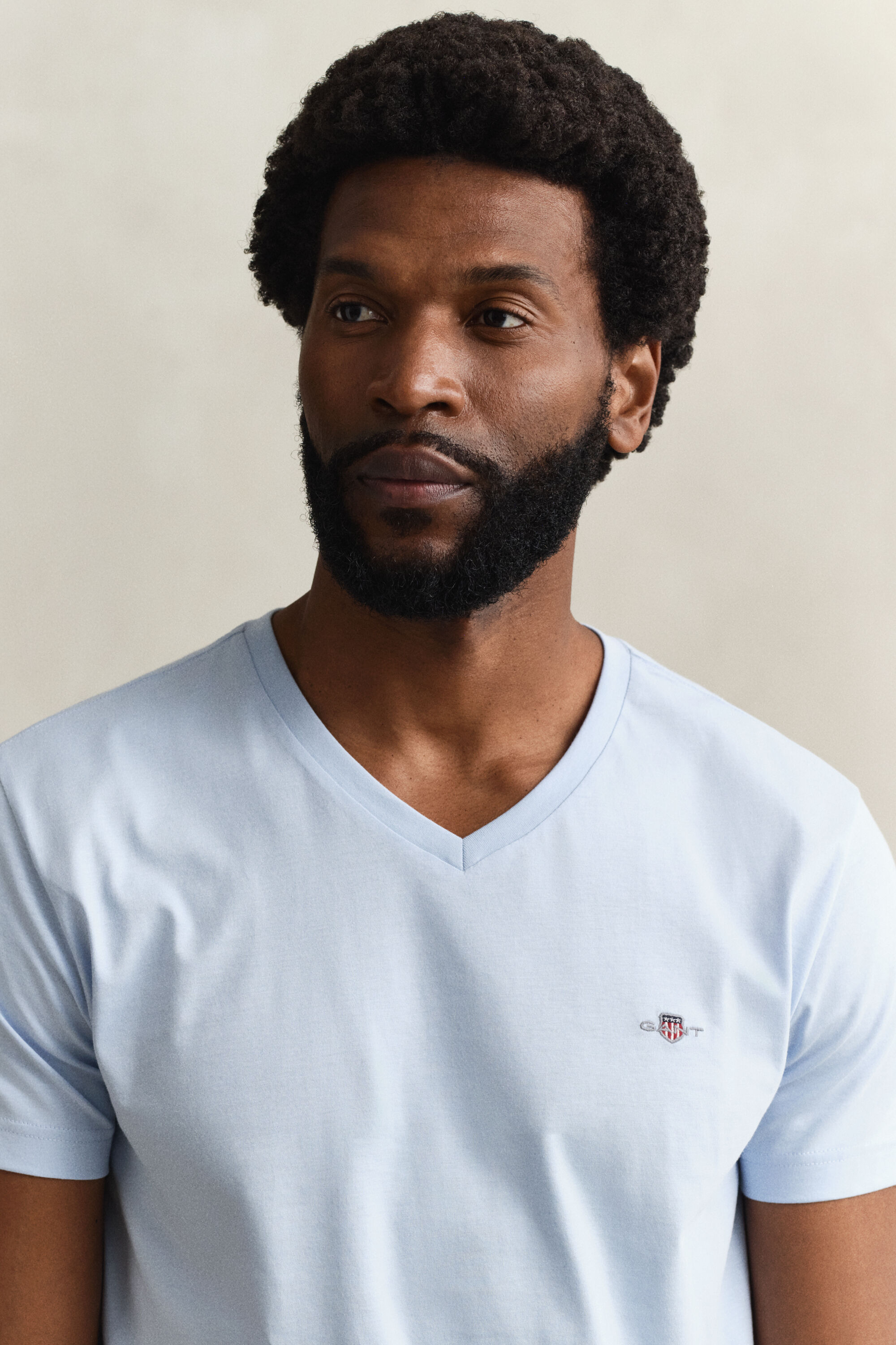 T-shirt Shield con scollo a V slim fit