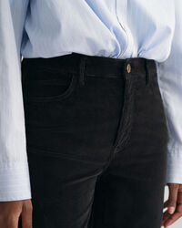 Verk&uuml;rzte Cordjeans mit Schlag