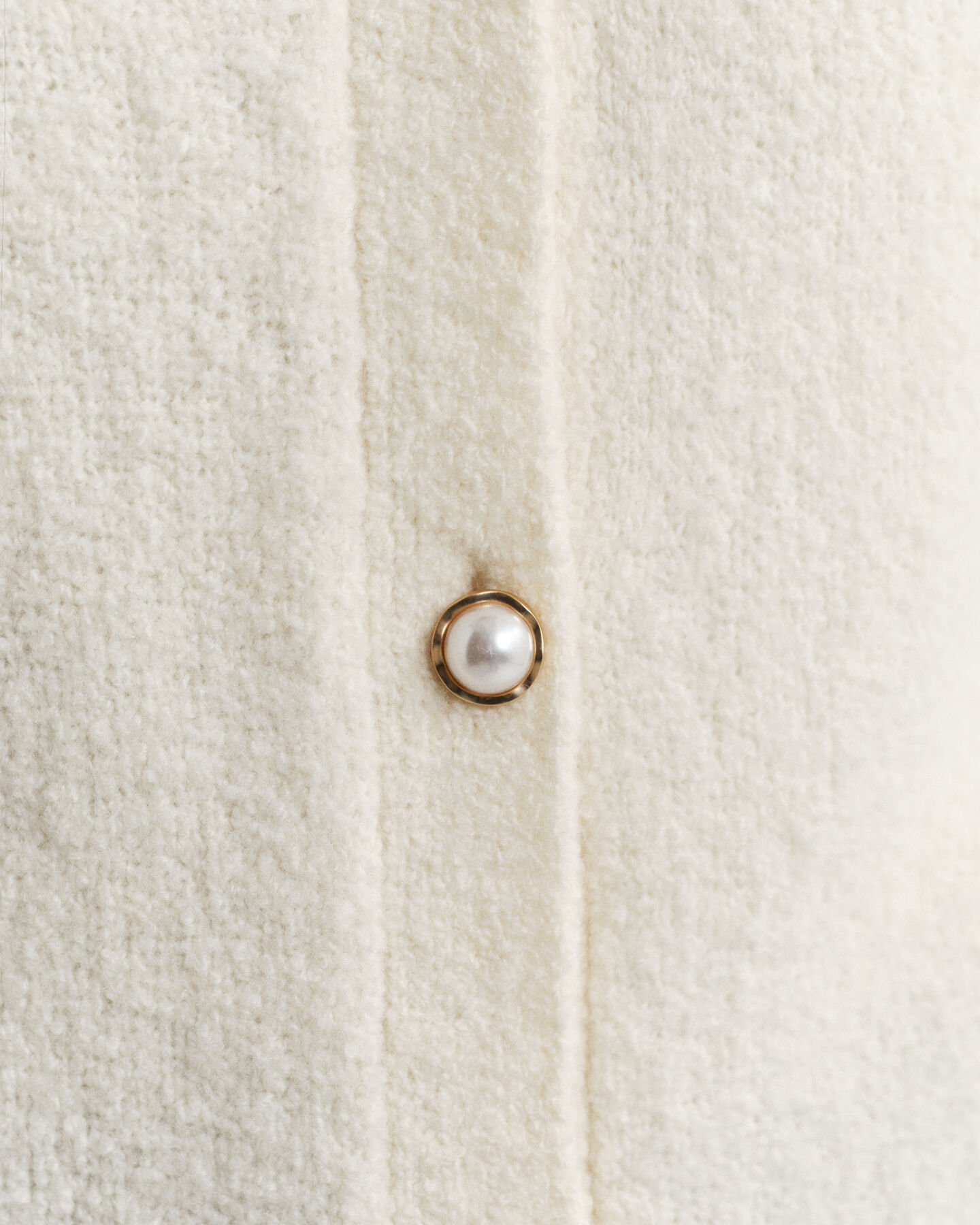 Boucl&eacute; Rundhalsstrickjacke