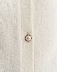 Boucl&eacute; Rundhalsstrickjacke