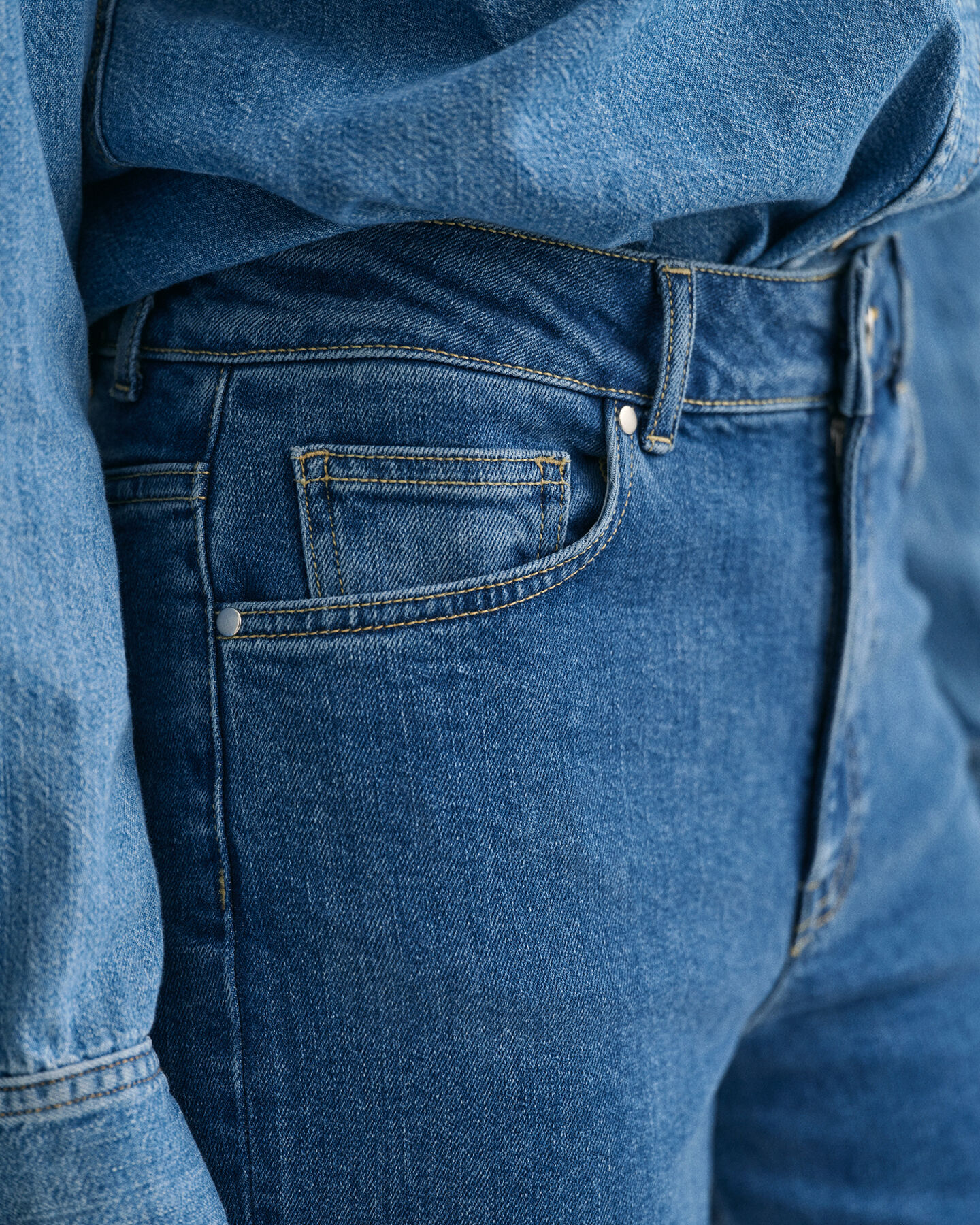 Verk&uuml;rzte Jeans mit weitem Bein