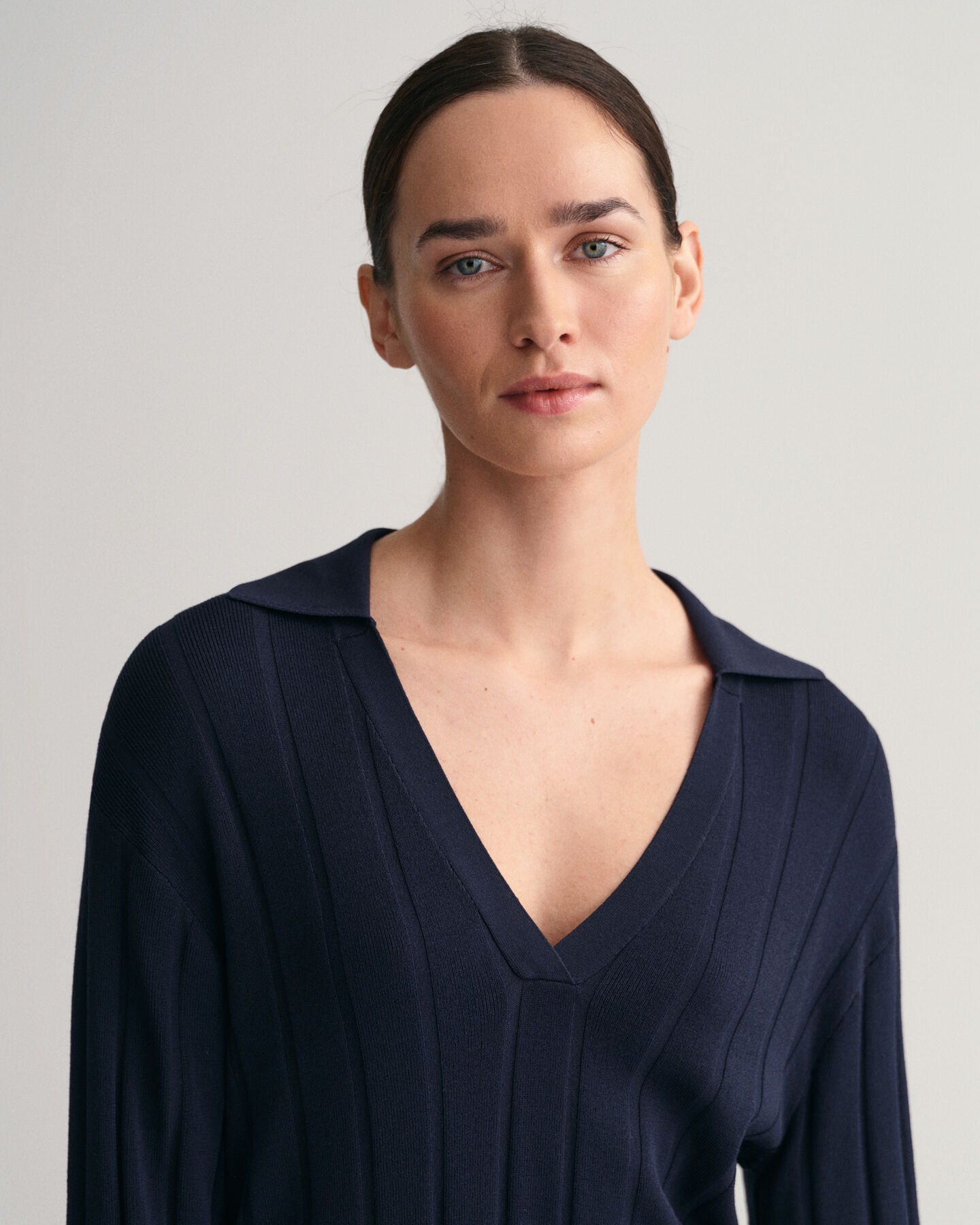 Rippstrickpullover mit offenem Kragen