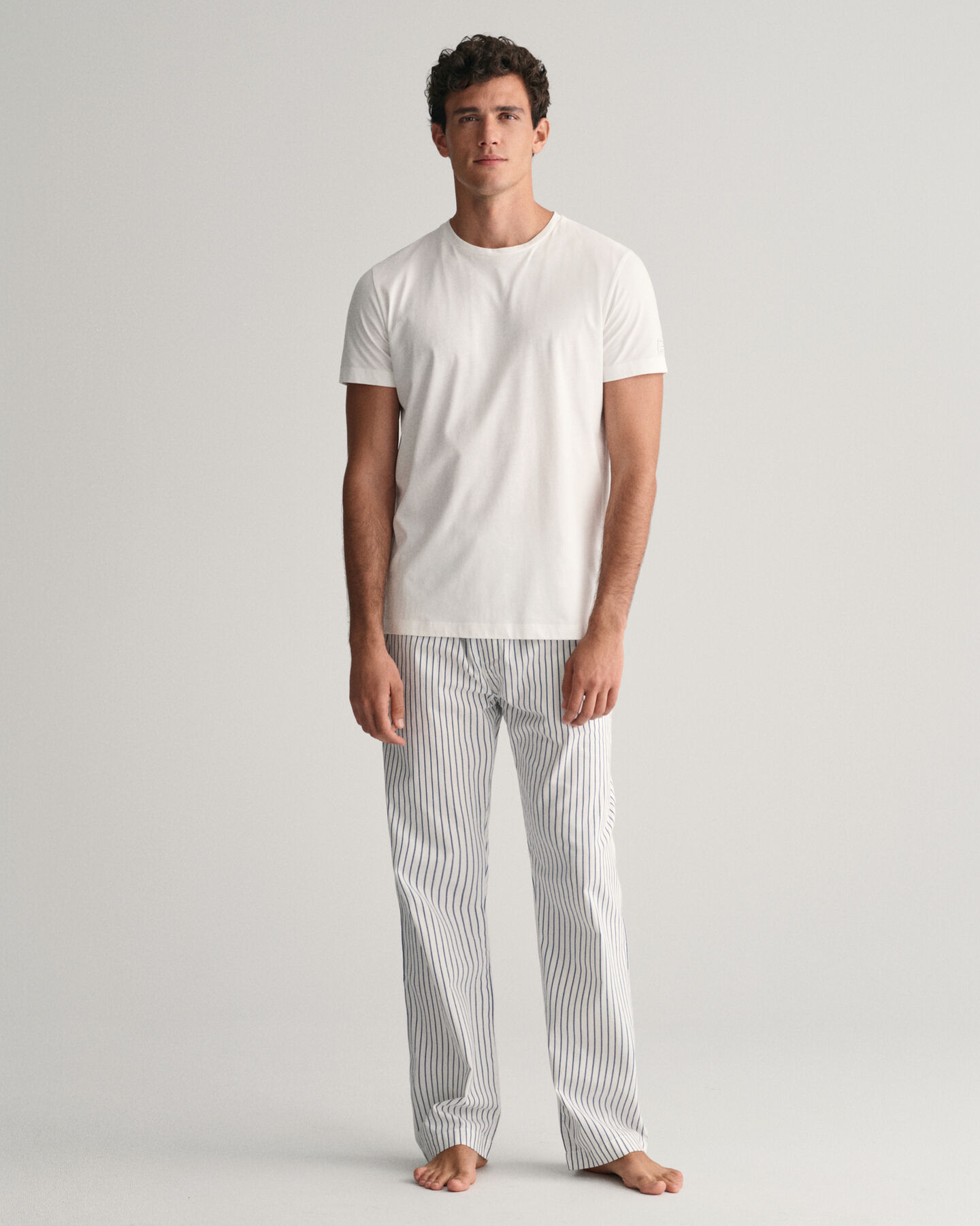 Pyjama mit T-Shirt & gestreifter Hose in Geschenkbox