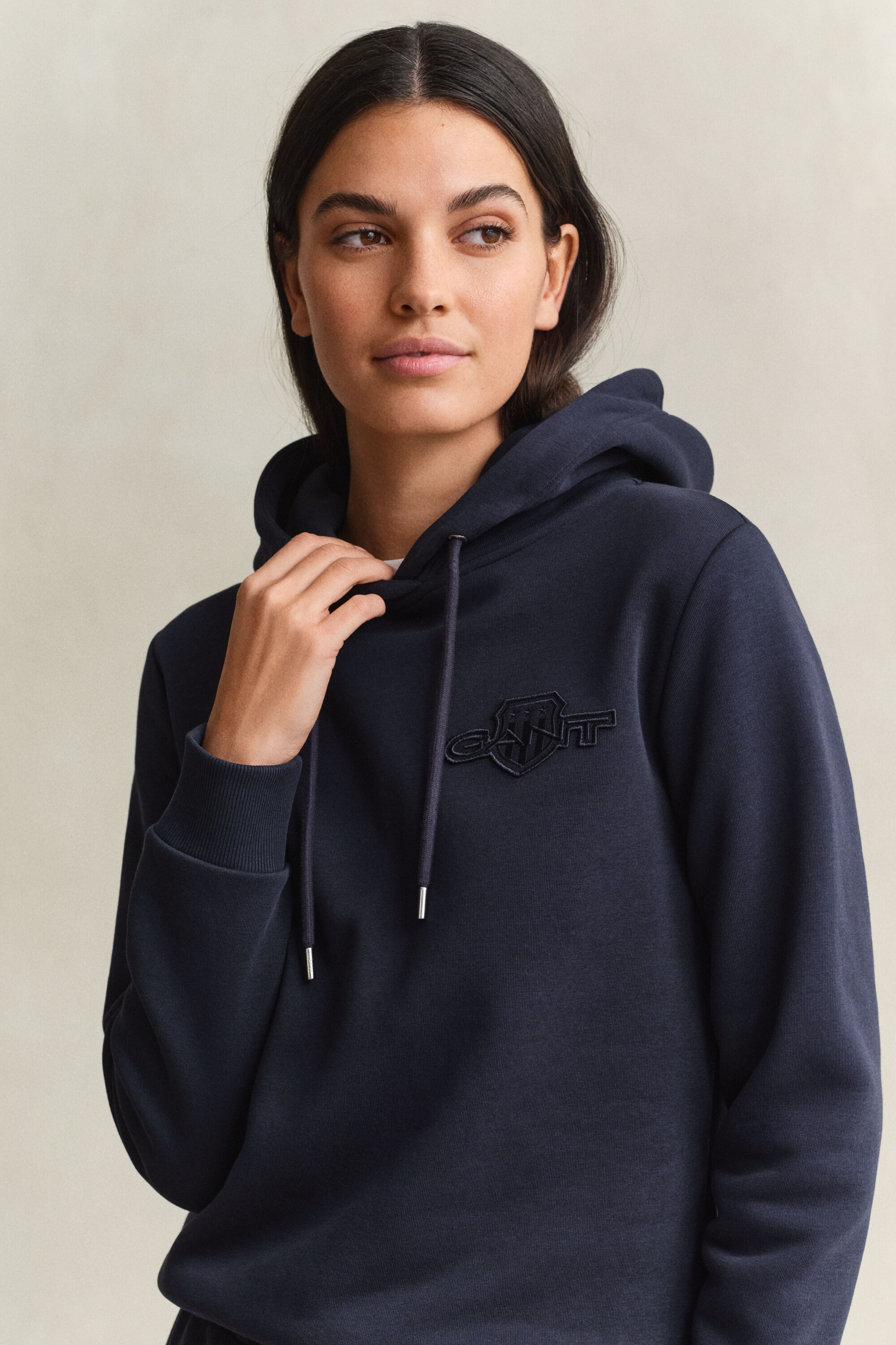 Sweat à capuche avec écusson ton sur ton