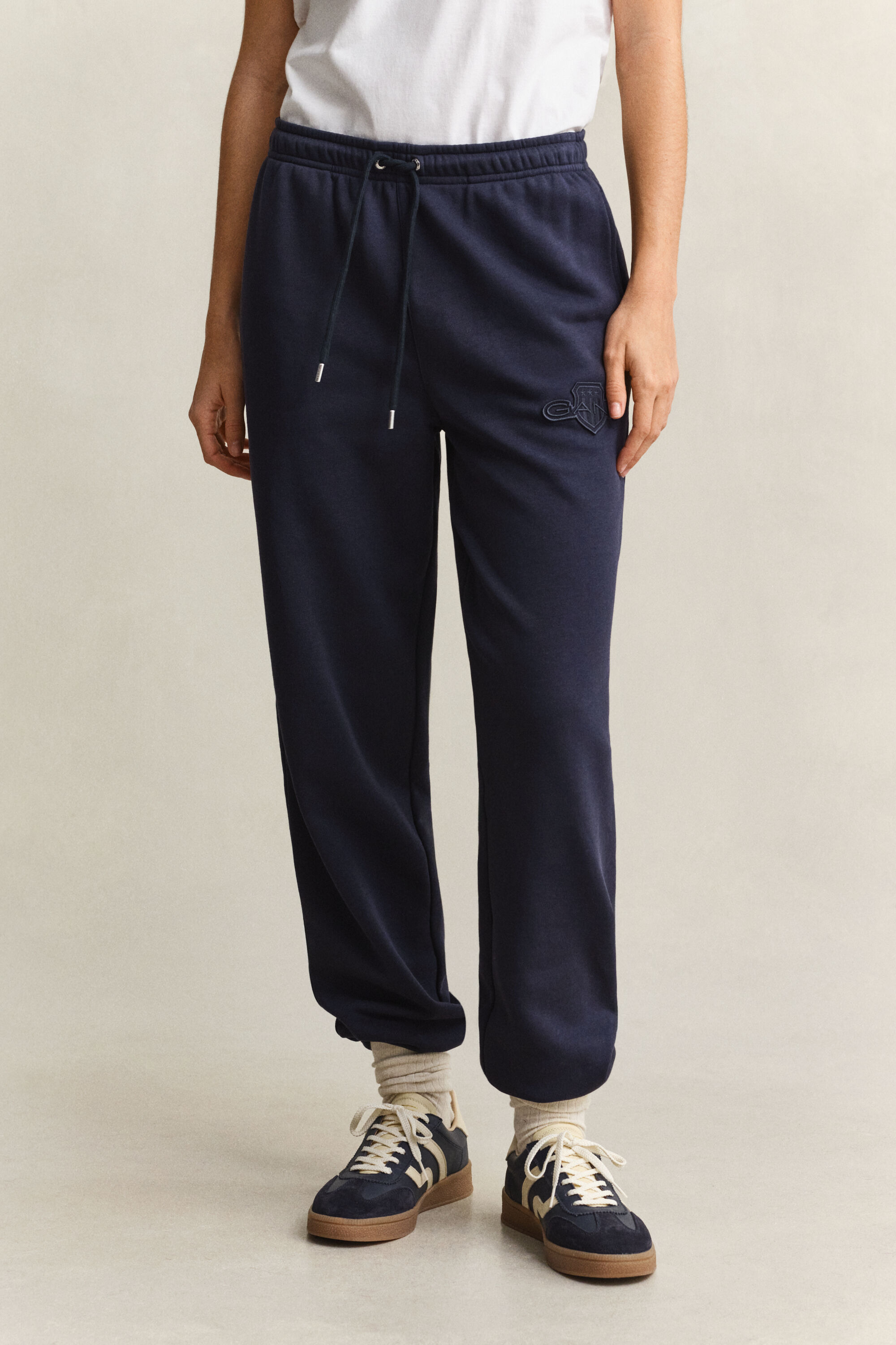 Pantalon de jogging avec écusson ton sur ton