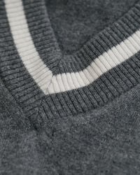 Superfine Lambswool V-Neck Pullover mit Kontrast