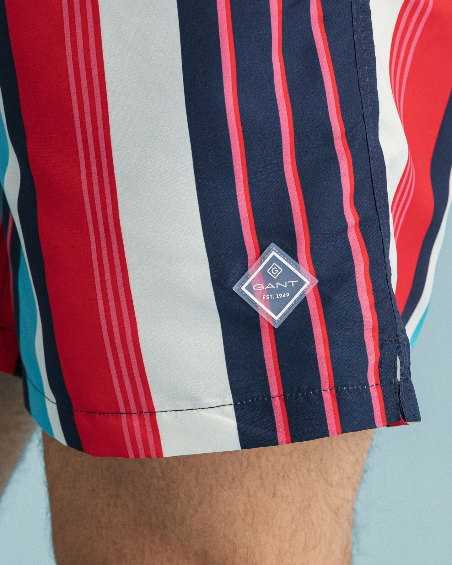 Classic Fit Badeshorts mit Streifen-Print