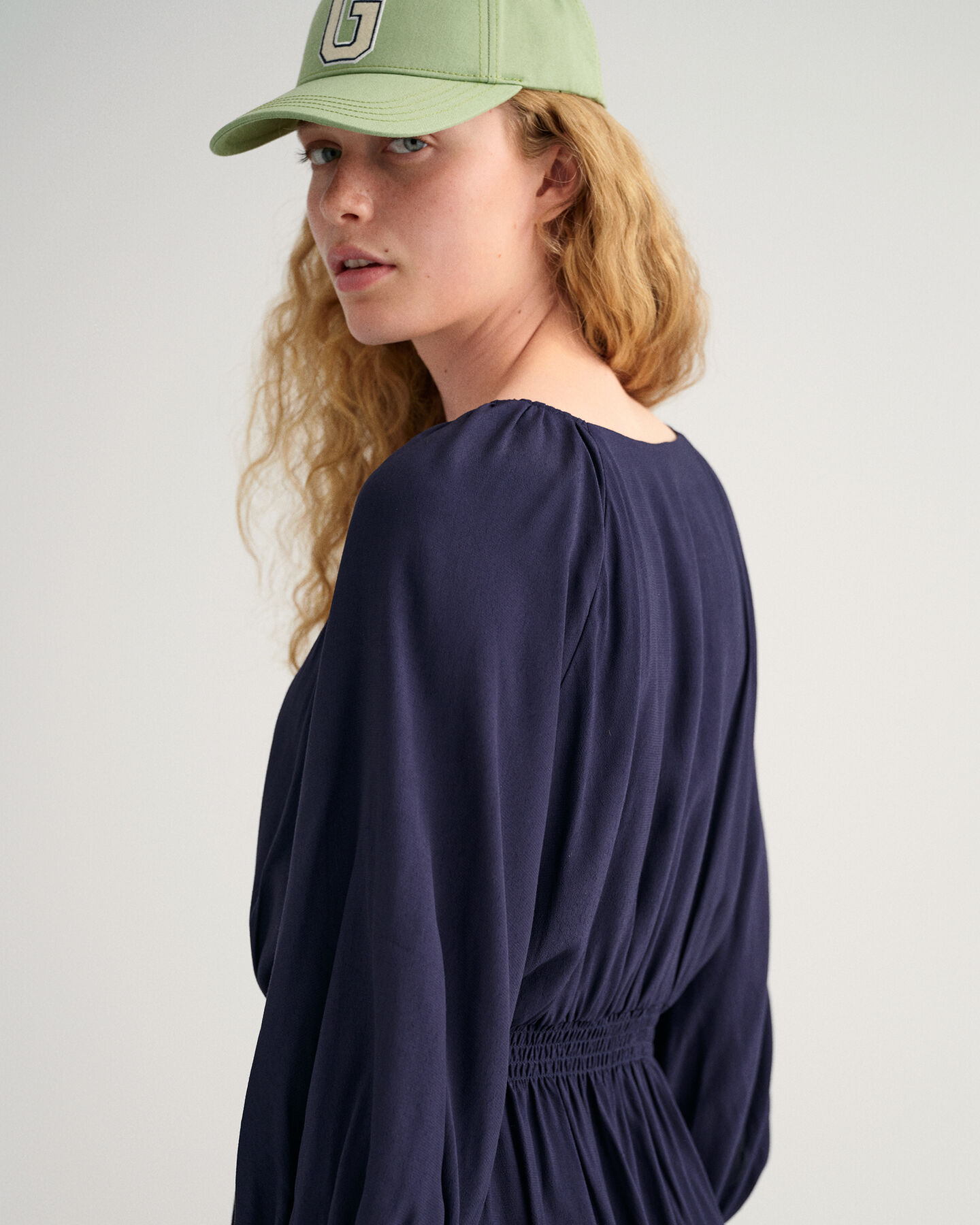 Kleid mit U-Boot-Ausschnitt