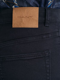 Verkürzte Color Jeans mit weitem Bein