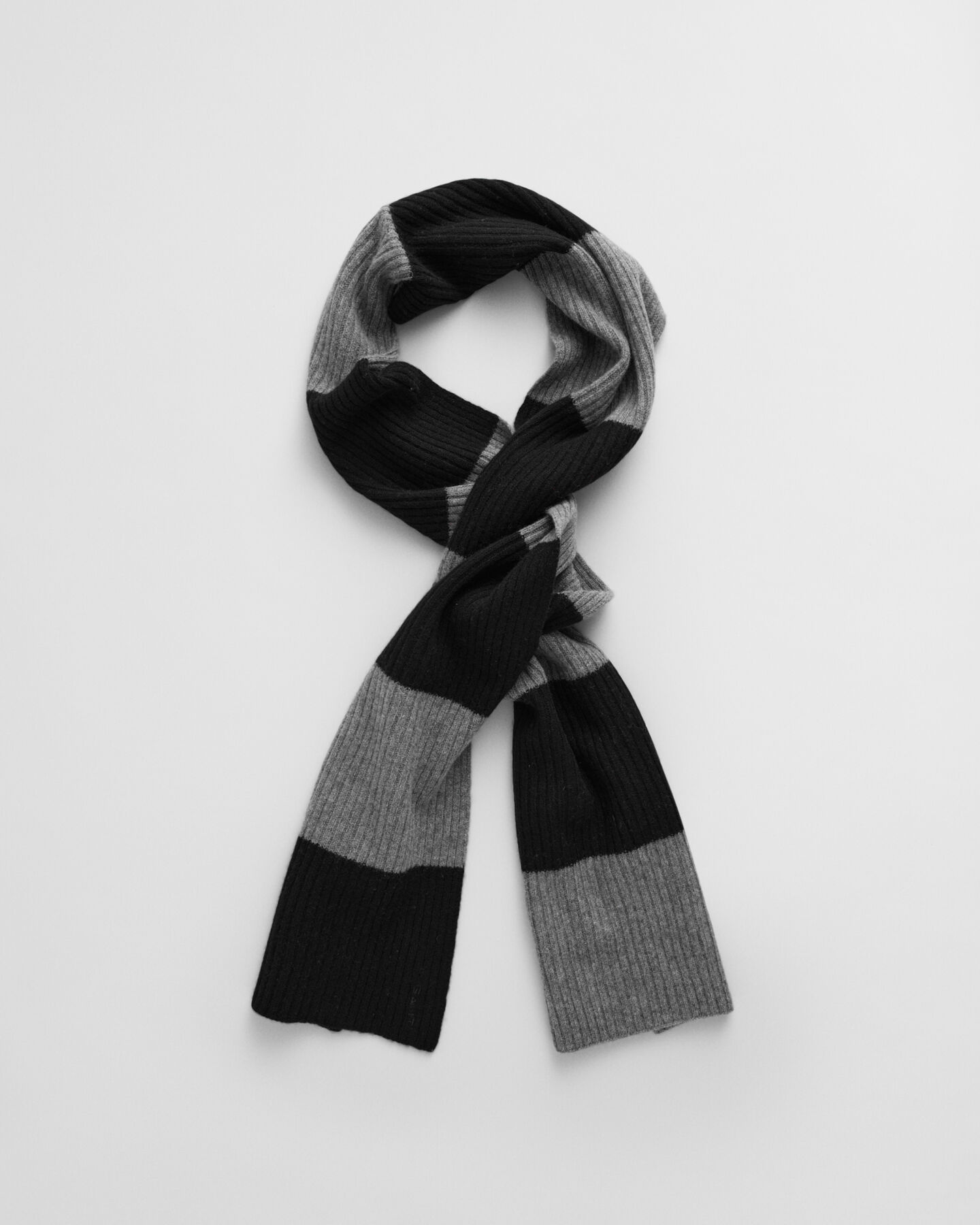 Gestreifter Strickschal