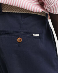 Schmal zulaufende Twill Chinohose