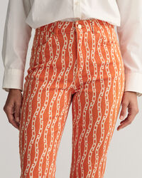 Verk&uuml;rzte Jeans mit Kettenprint