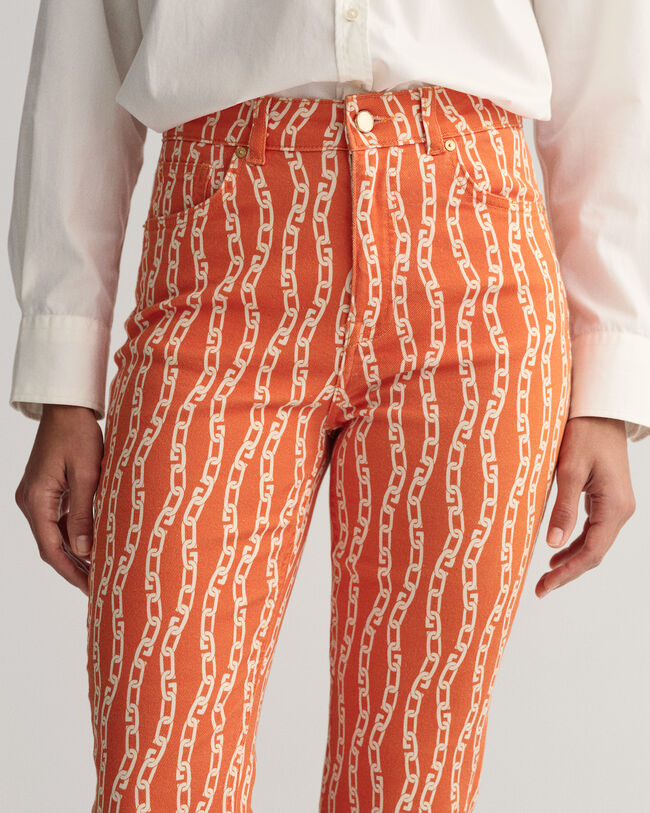 Verk&uuml;rzte Jeans mit Kettenprint