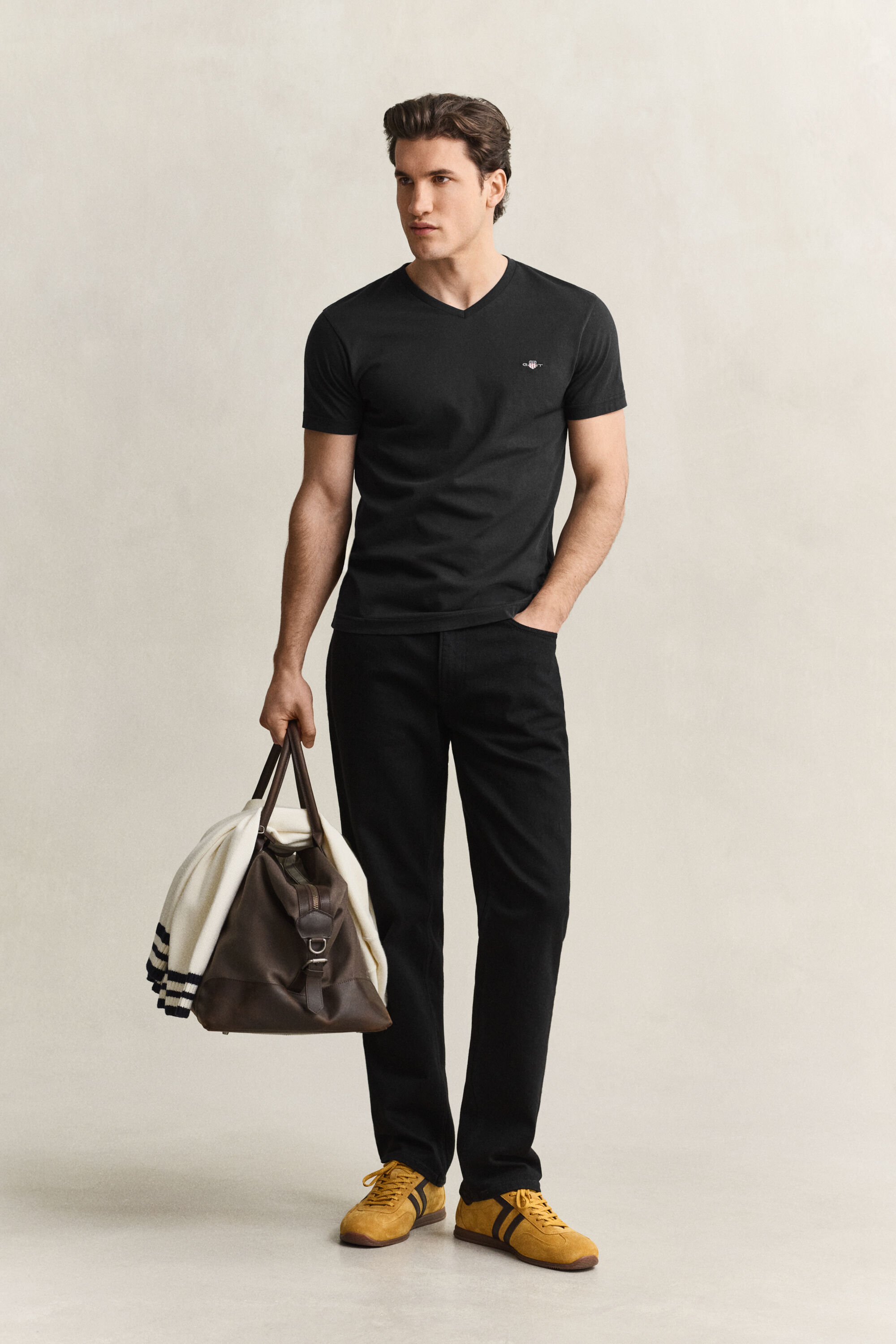 T-shirt col V coupe slim avec écusson