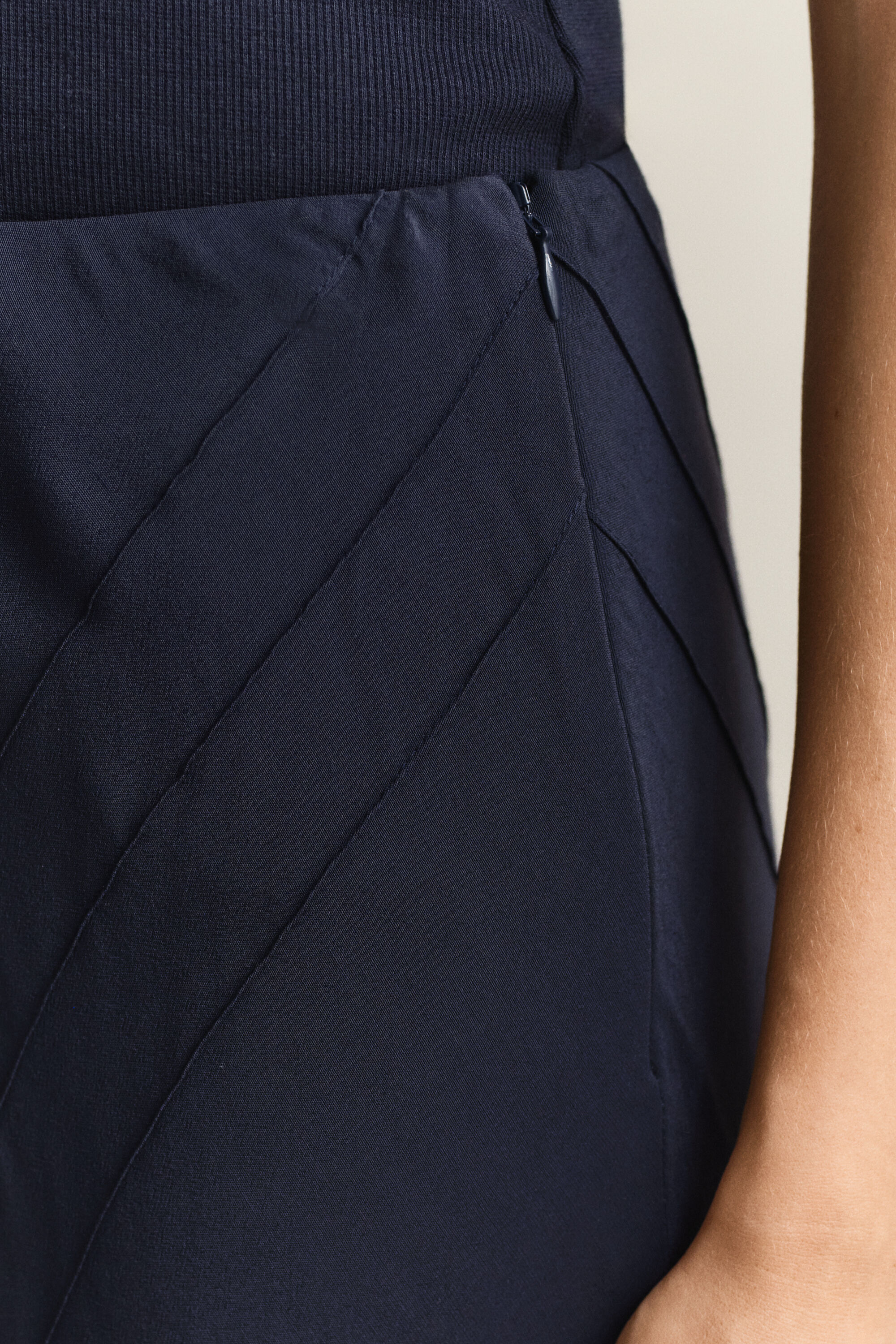 Gonna svasata con taglio sbieco