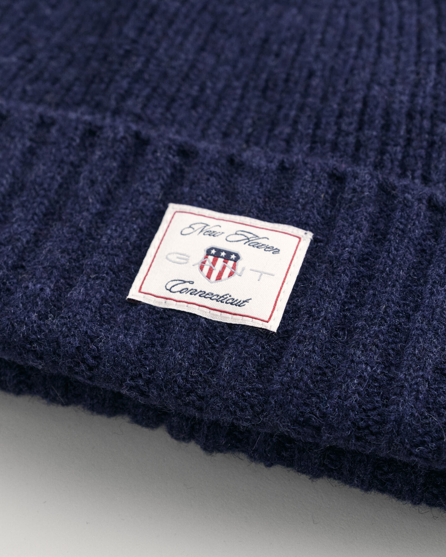 Beanie und Schal aus Wolle im Geschenkset