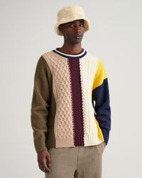 Patchwork Rundhalspullover mit Zopfmuster