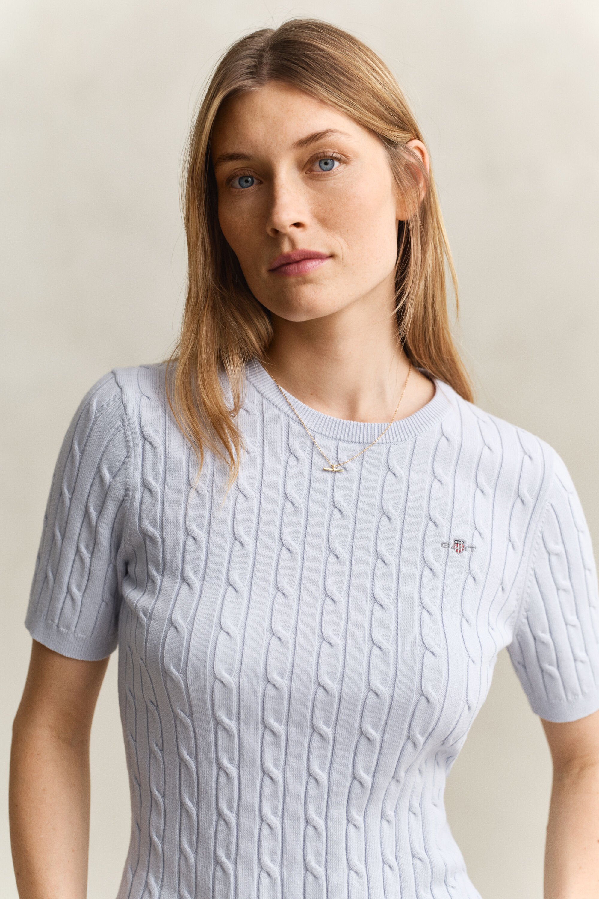 Maglia a trecce con maniche corte