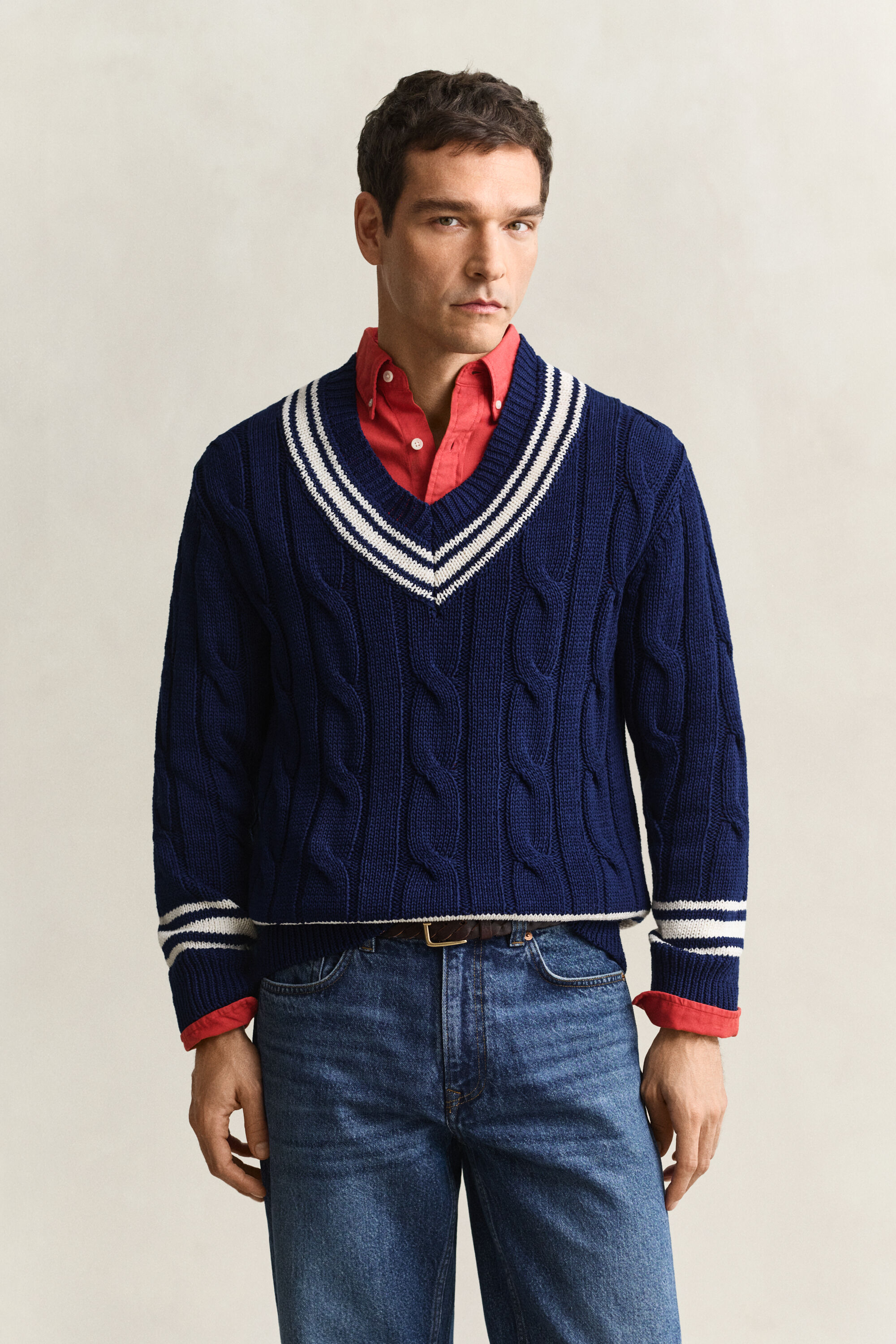 V-Neck Pullover mit Zopfmuster