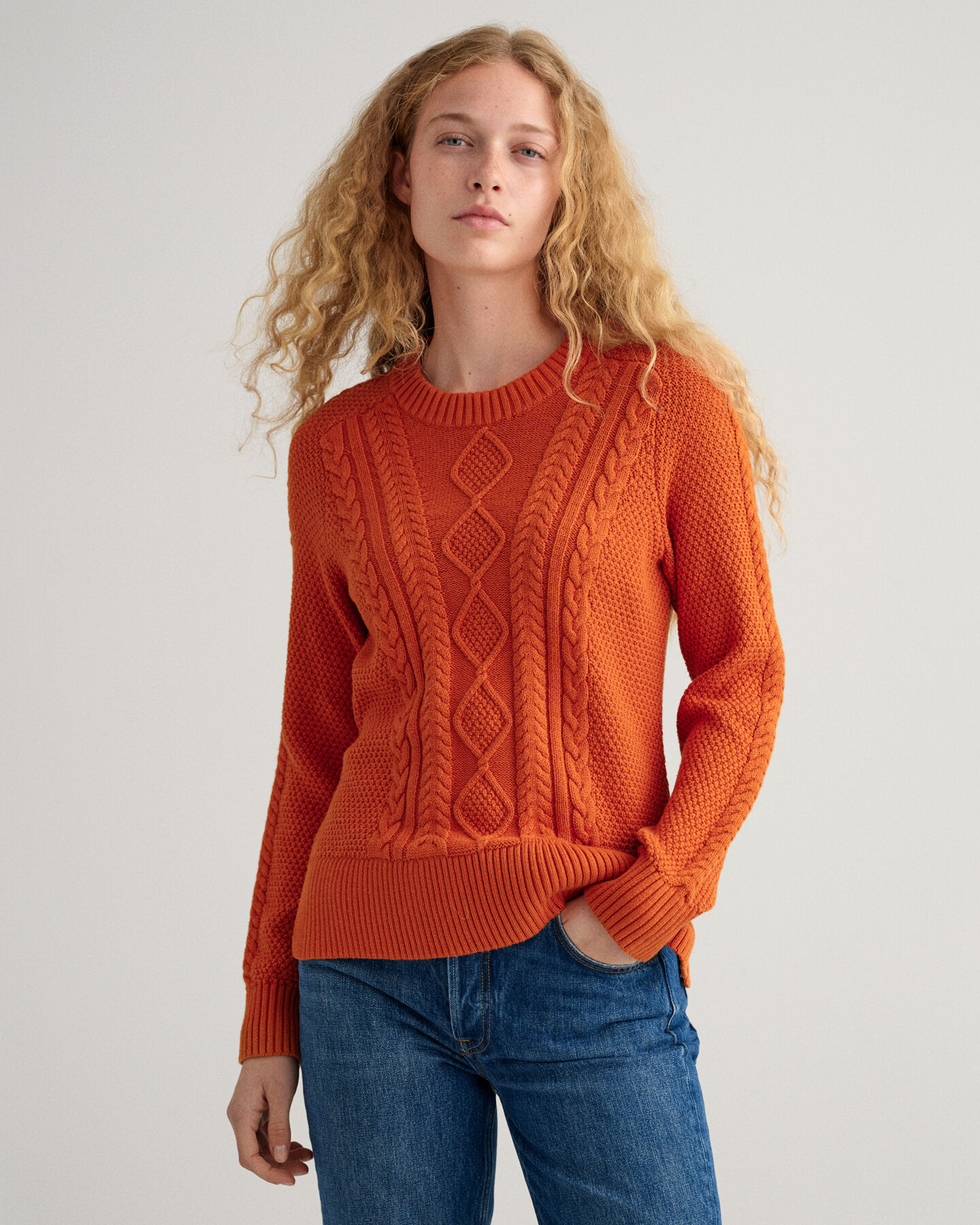 Rundhalspullover mit Zopfmuster