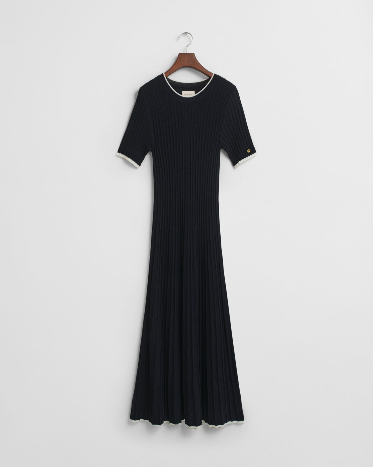 Geripptes Strickkleid mit Kontrasten