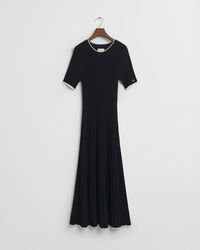 Geripptes Strickkleid mit Kontrasten