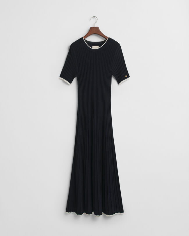 Geripptes Strickkleid mit Kontrasten