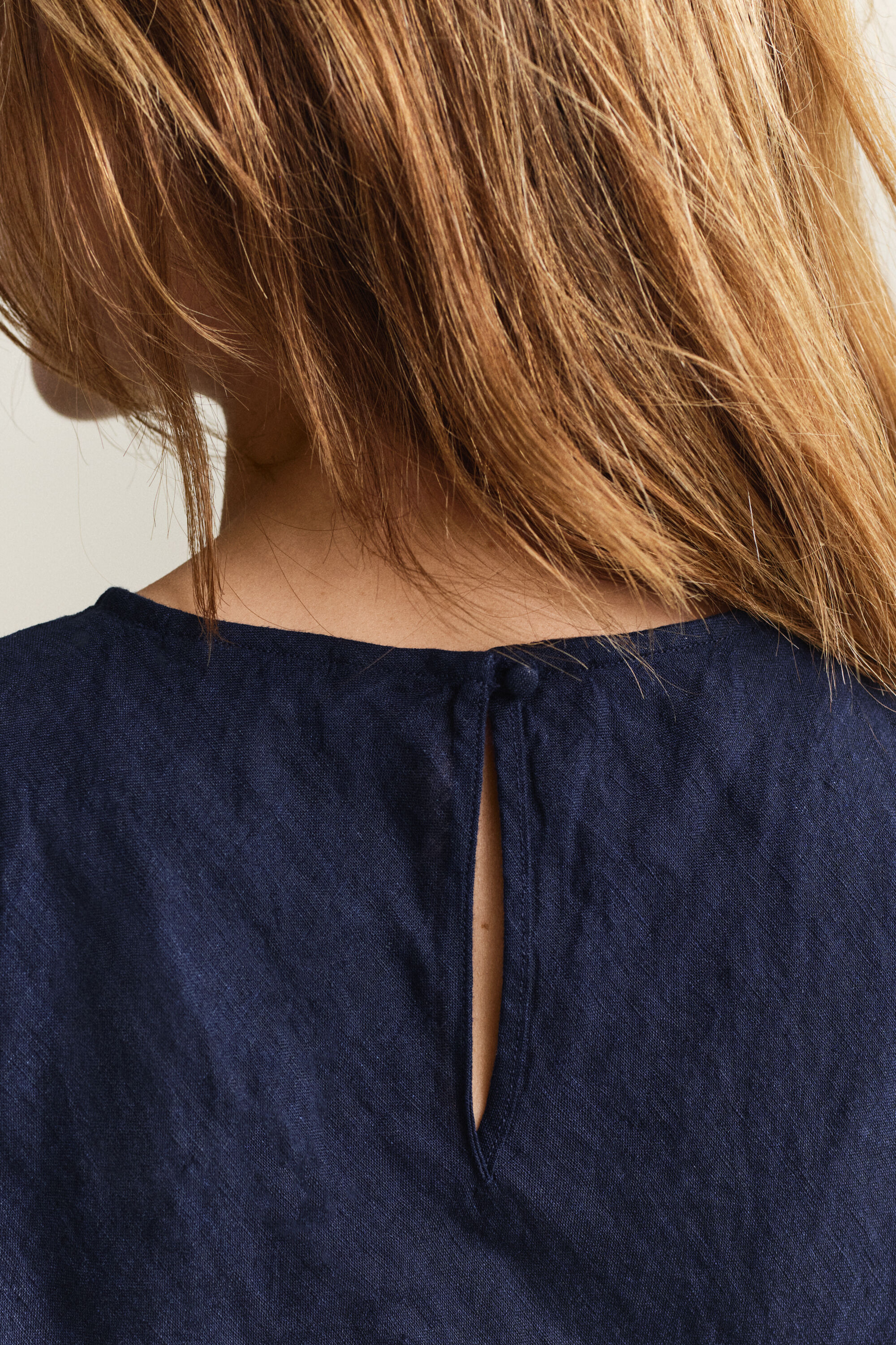 Abito midi in lino con taglio obliquo