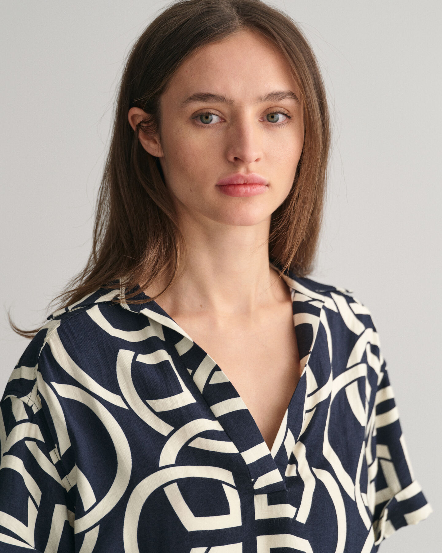 Relaxed Fit Monogram Popover Kurzarmbluse mit Print