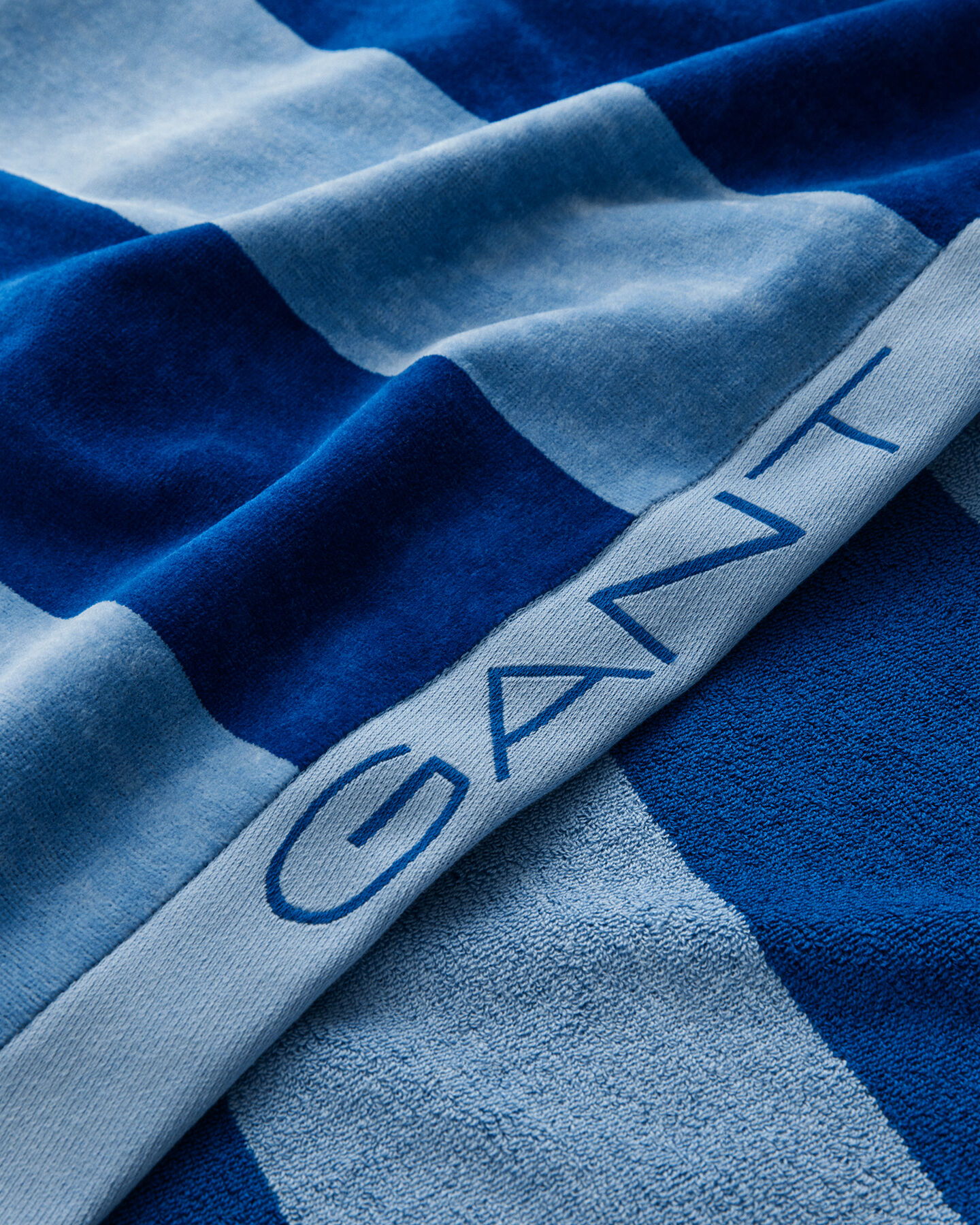 Strandtuch mit markanten Streifen