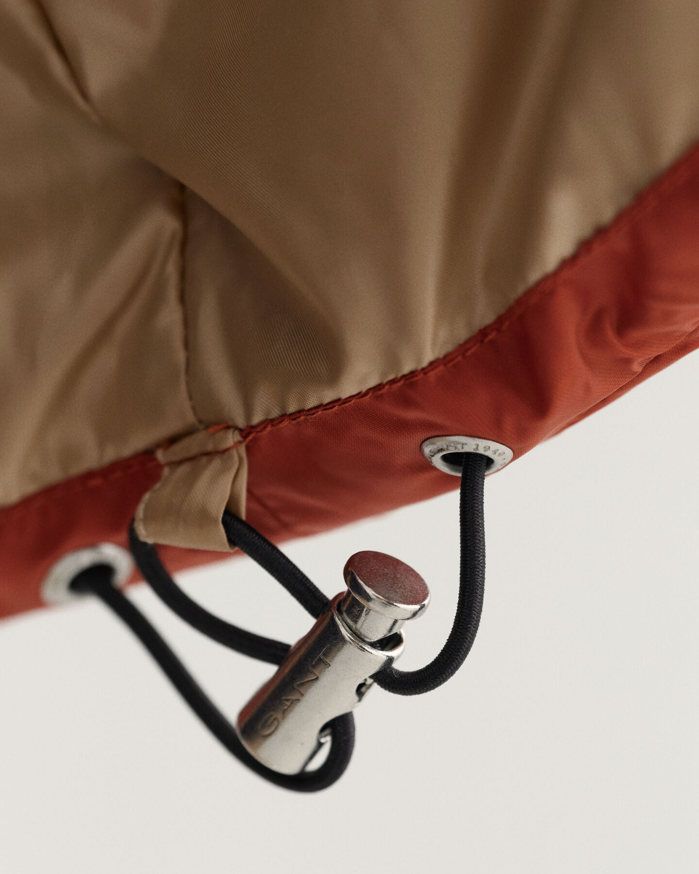 Glänzende Puffer Jacke