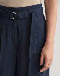 Verk&uuml;rzte Hose mit weitem Bein und G&uuml;rtel