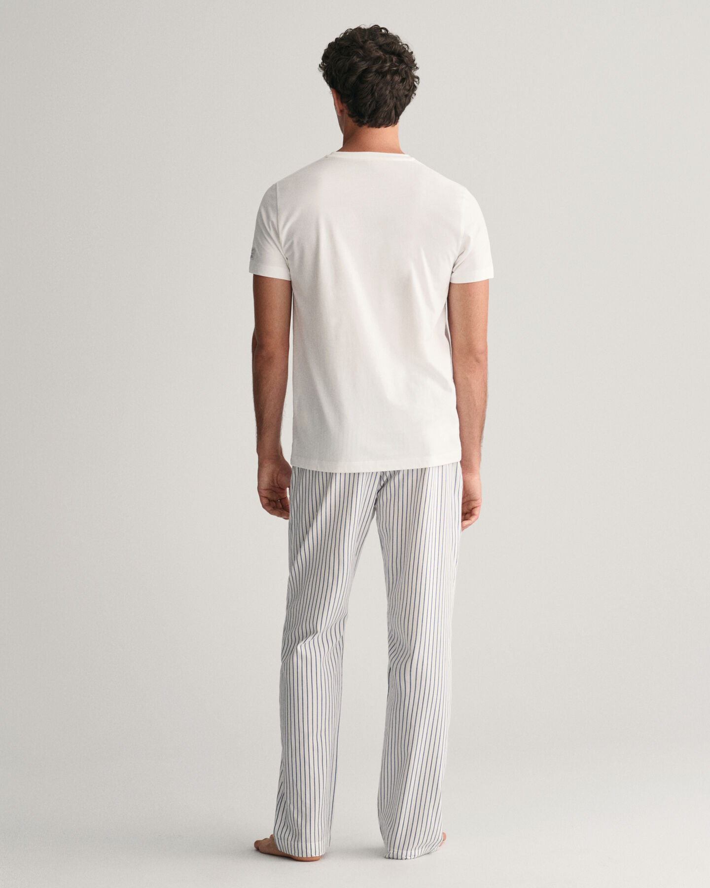 Pyjama mit T-Shirt & gestreifter Hose in Geschenkbox