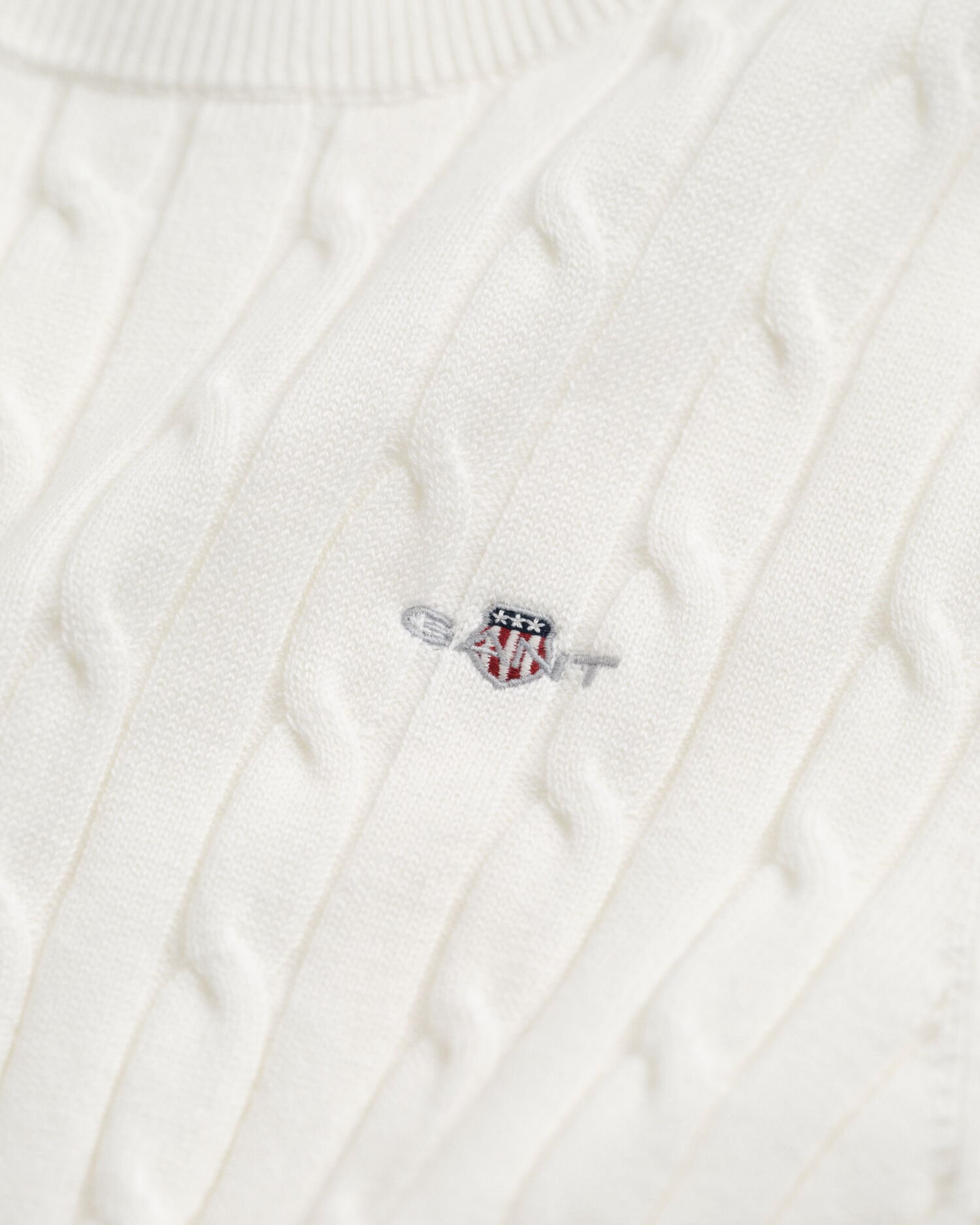 Maglia a trecce con maniche corte